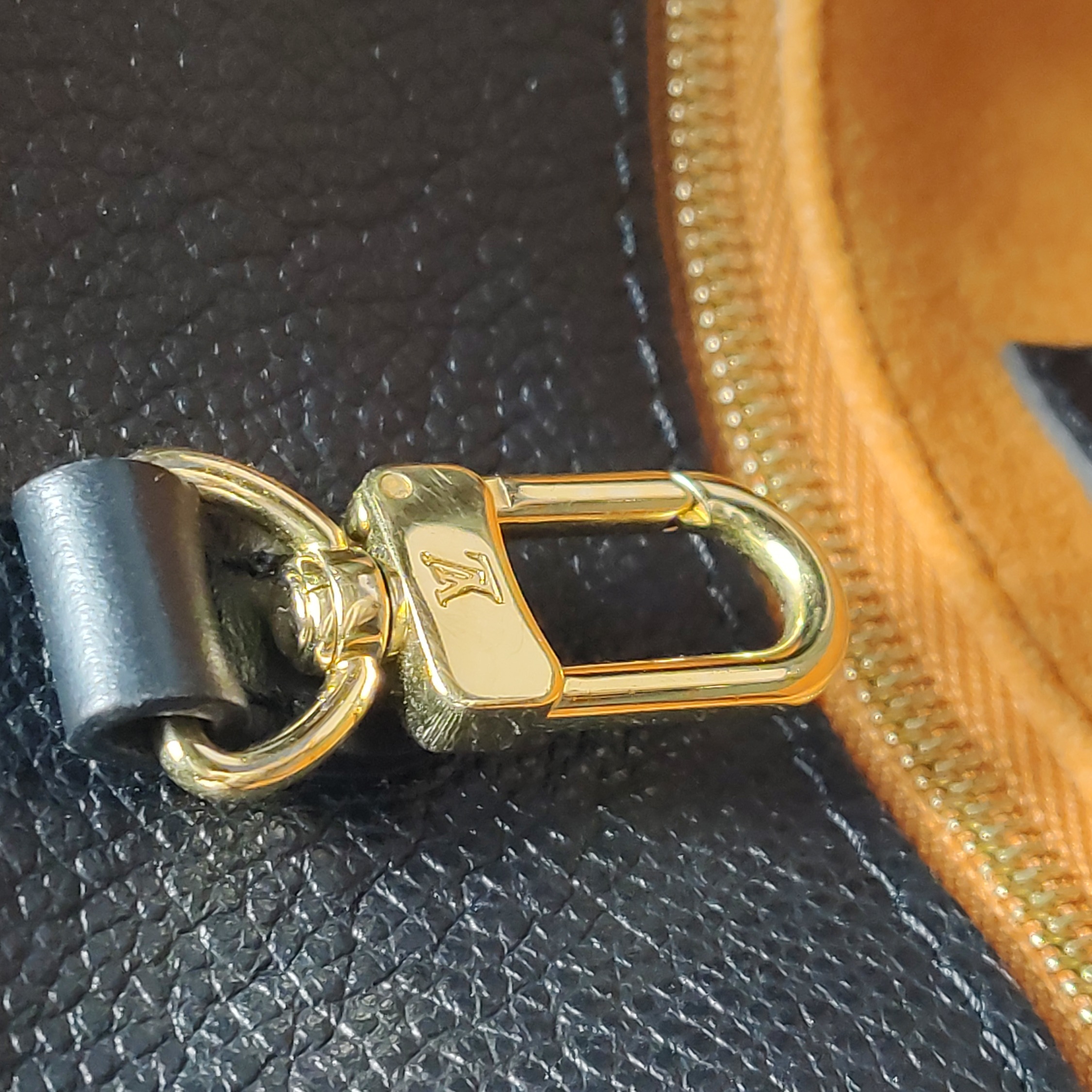 Louis Vuitton(LV) OnTheGo Tote Monogram Empreinte Giant GM — photo 11 of 15