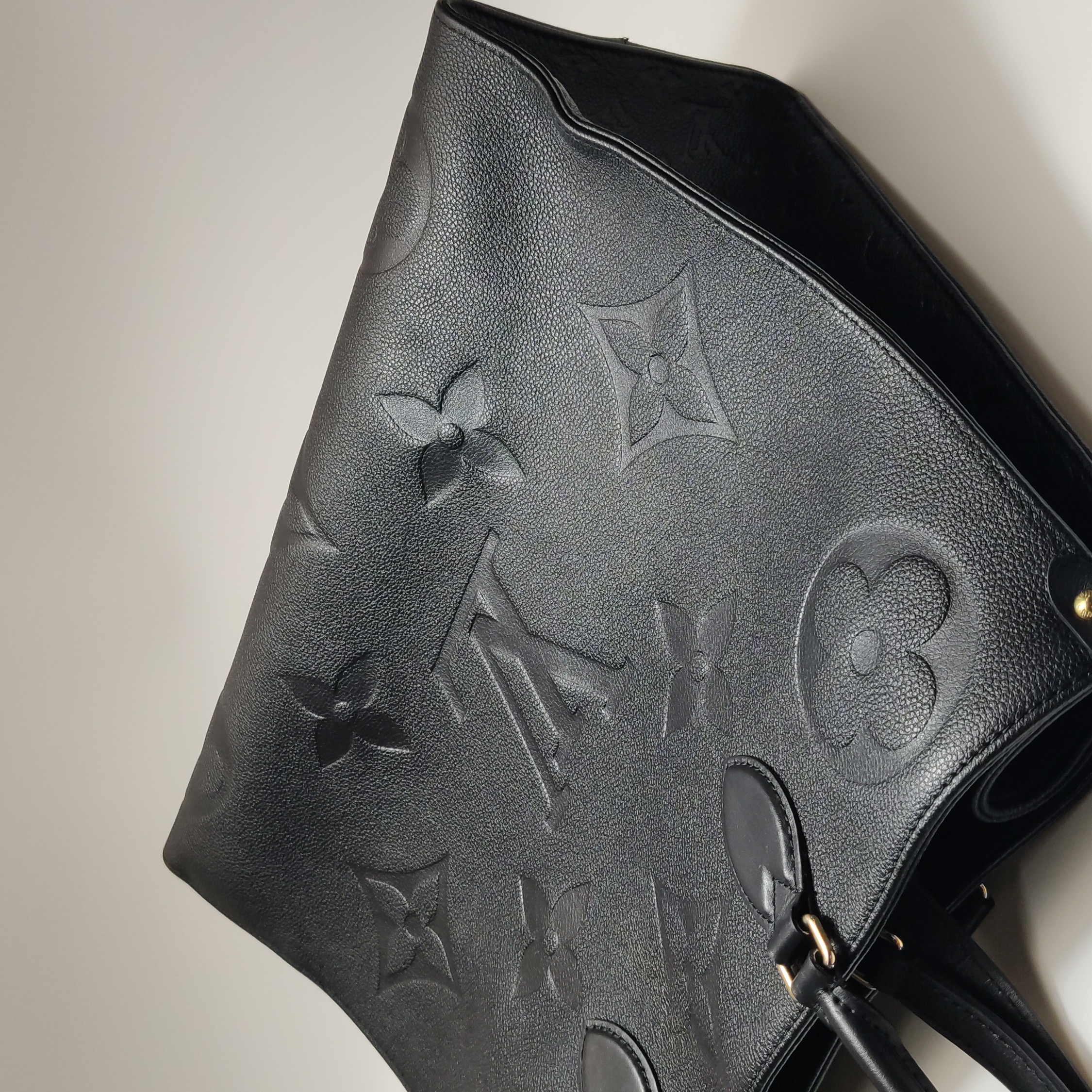 Louis Vuitton(LV) OnTheGo Tote Monogram Empreinte Giant GM — photo 14 of 15
