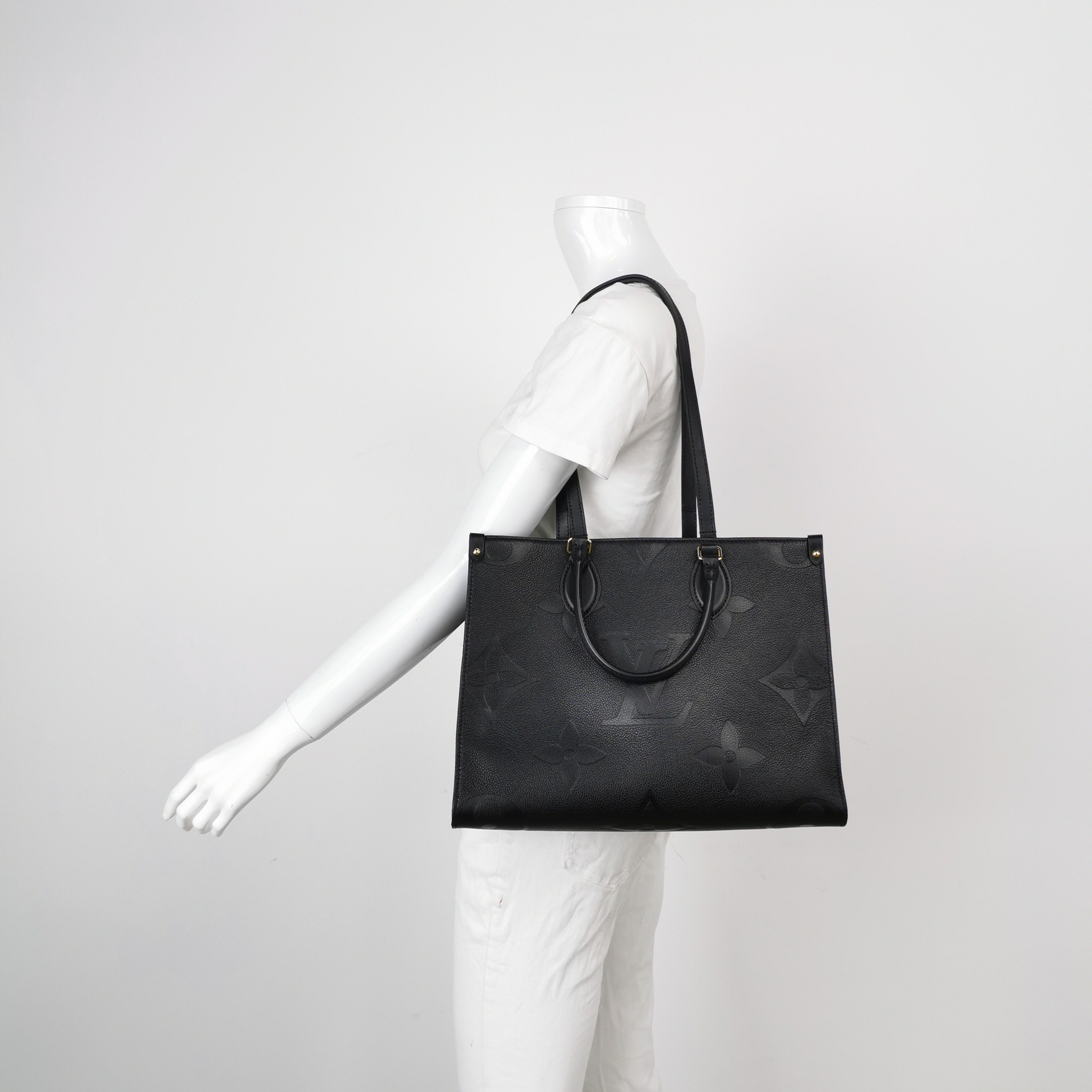 Louis Vuitton(LV) OnTheGo Tote Monogram Empreinte Giant MM — alternate view