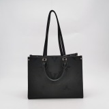 Louis Vuitton(LV) OnTheGo Tote Monogram Empreinte Giant MM — thumbnail 3