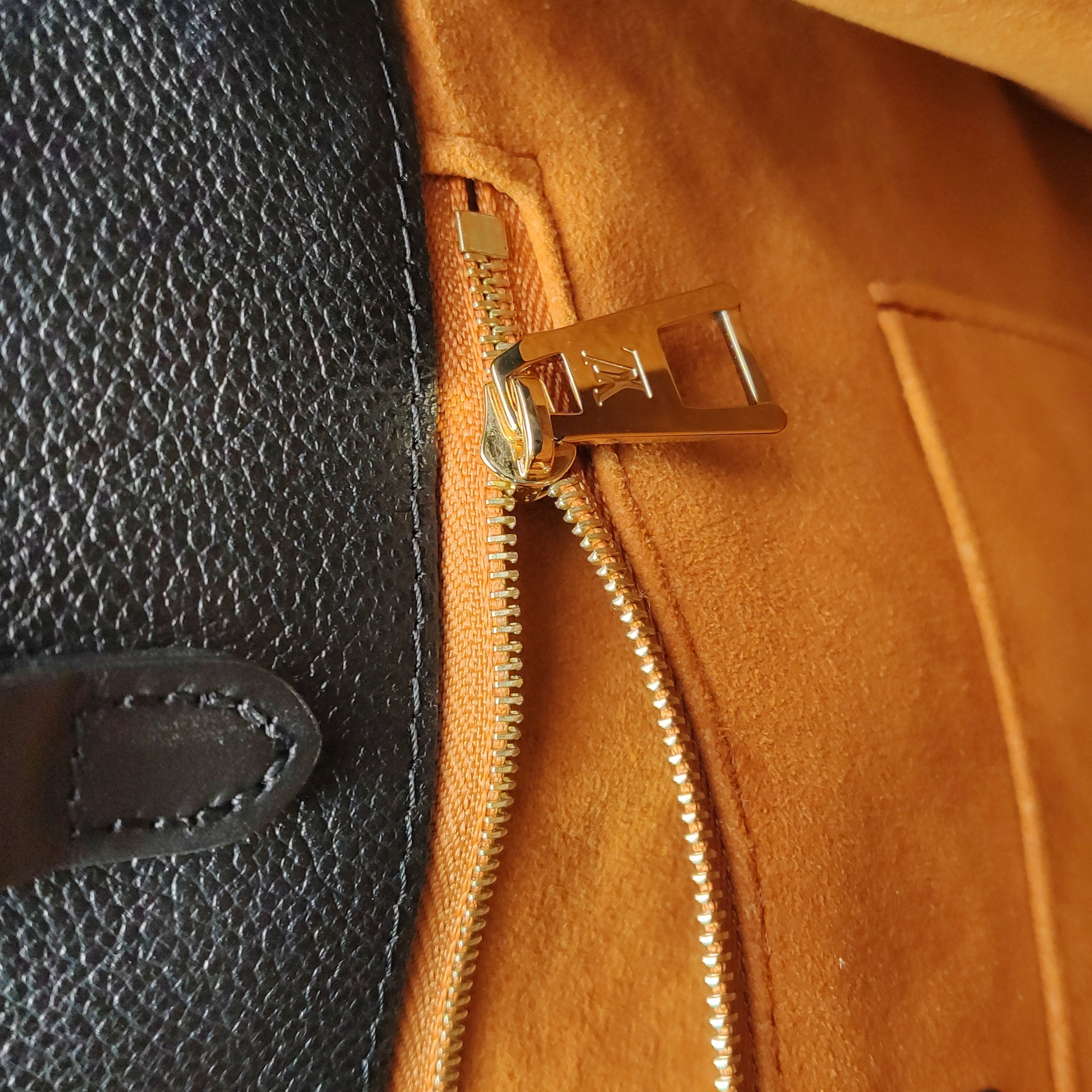 Louis Vuitton(LV) OnTheGo Tote Monogram Empreinte Giant MM — photo 9 of 15