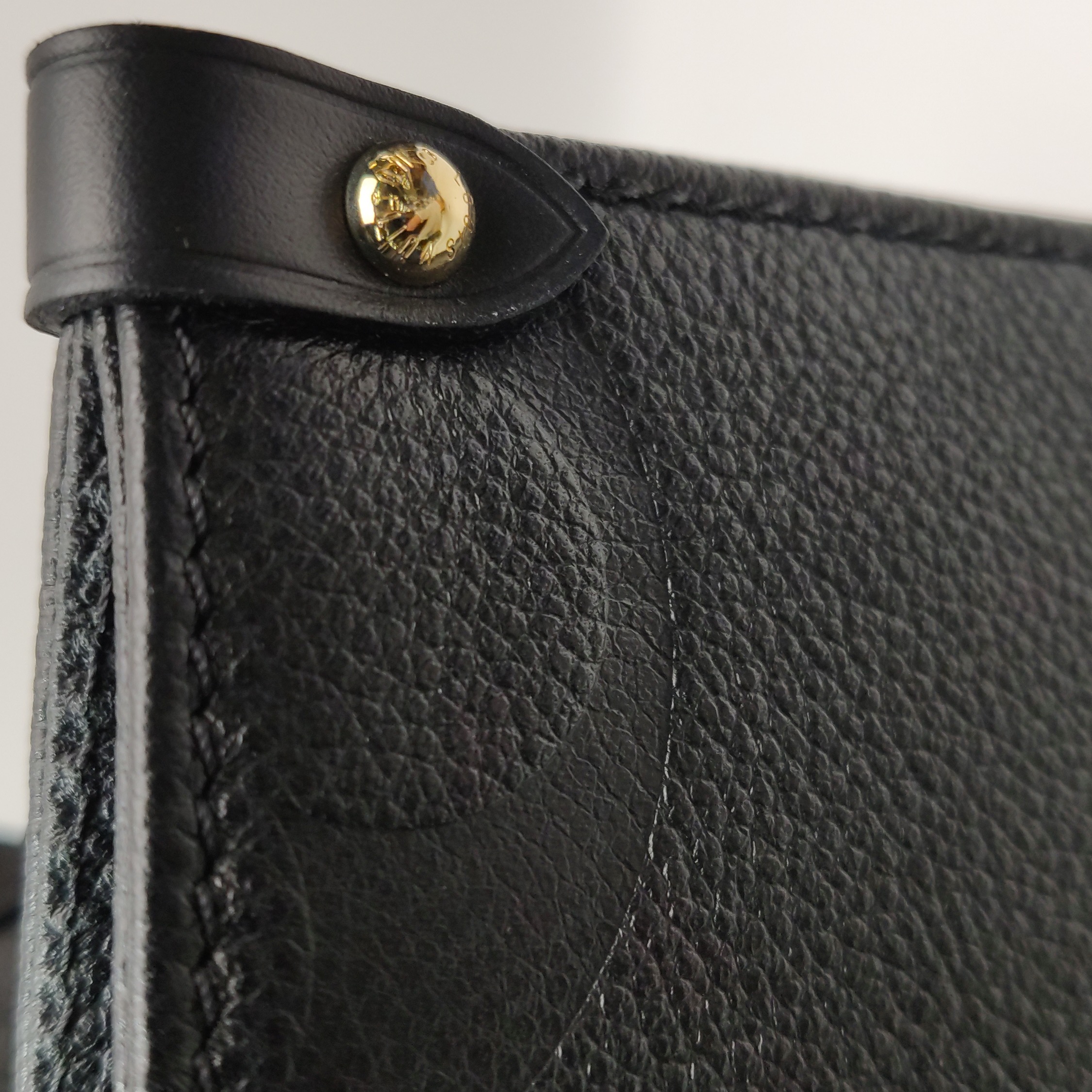 Louis Vuitton(LV) OnTheGo Tote Monogram Empreinte Giant MM — photo 11 of 15
