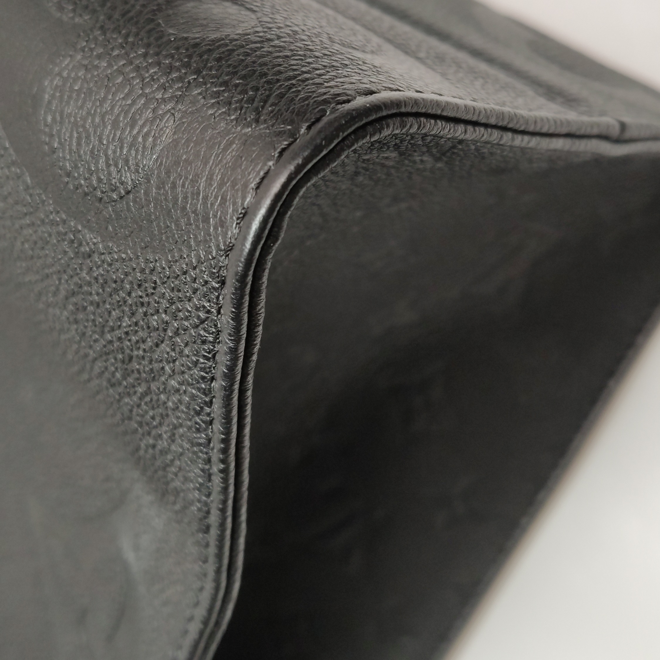 Louis Vuitton(LV) OnTheGo Tote Monogram Empreinte Giant MM — photo 12 of 15