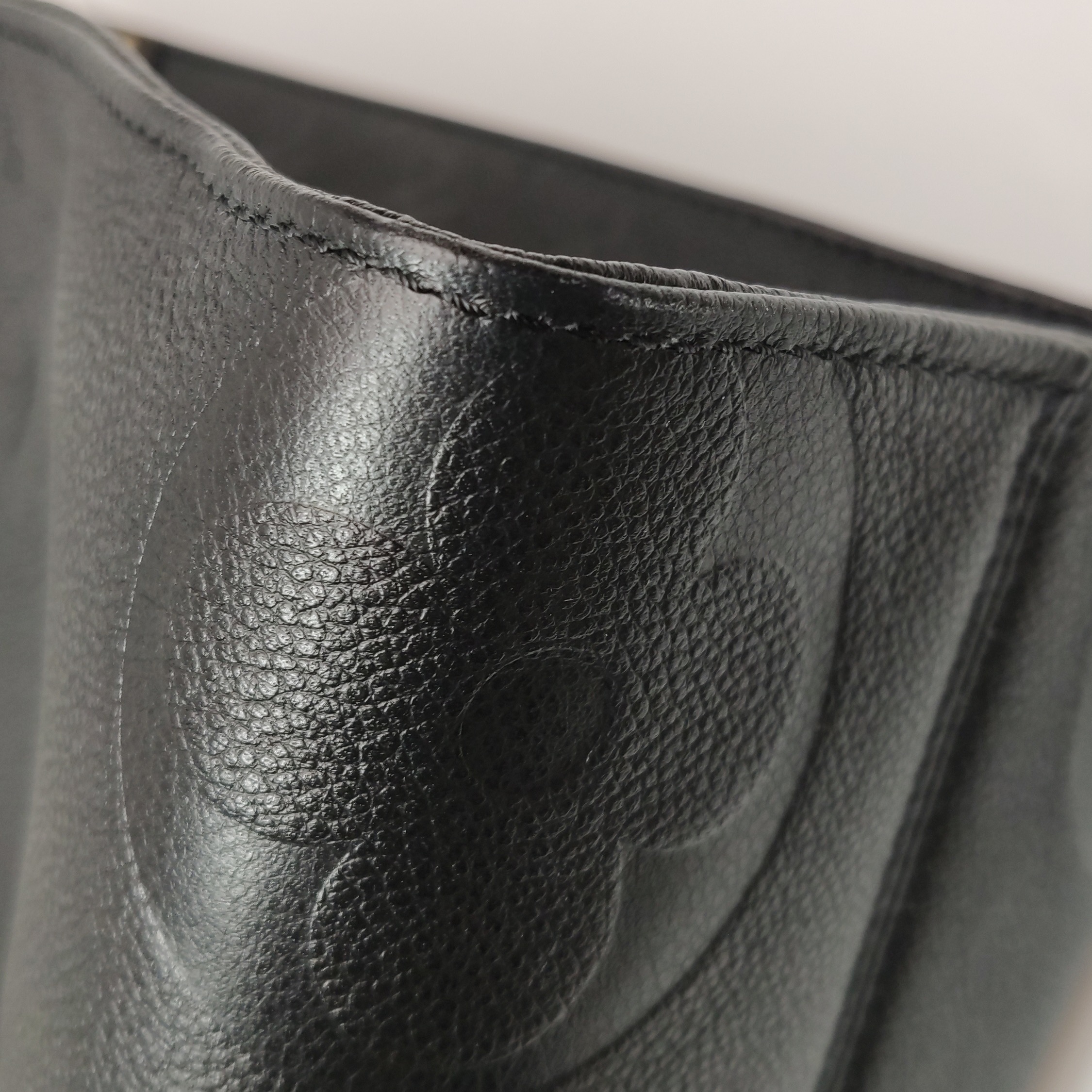 Louis Vuitton(LV) OnTheGo Tote Monogram Empreinte Giant MM — photo 13 of 15