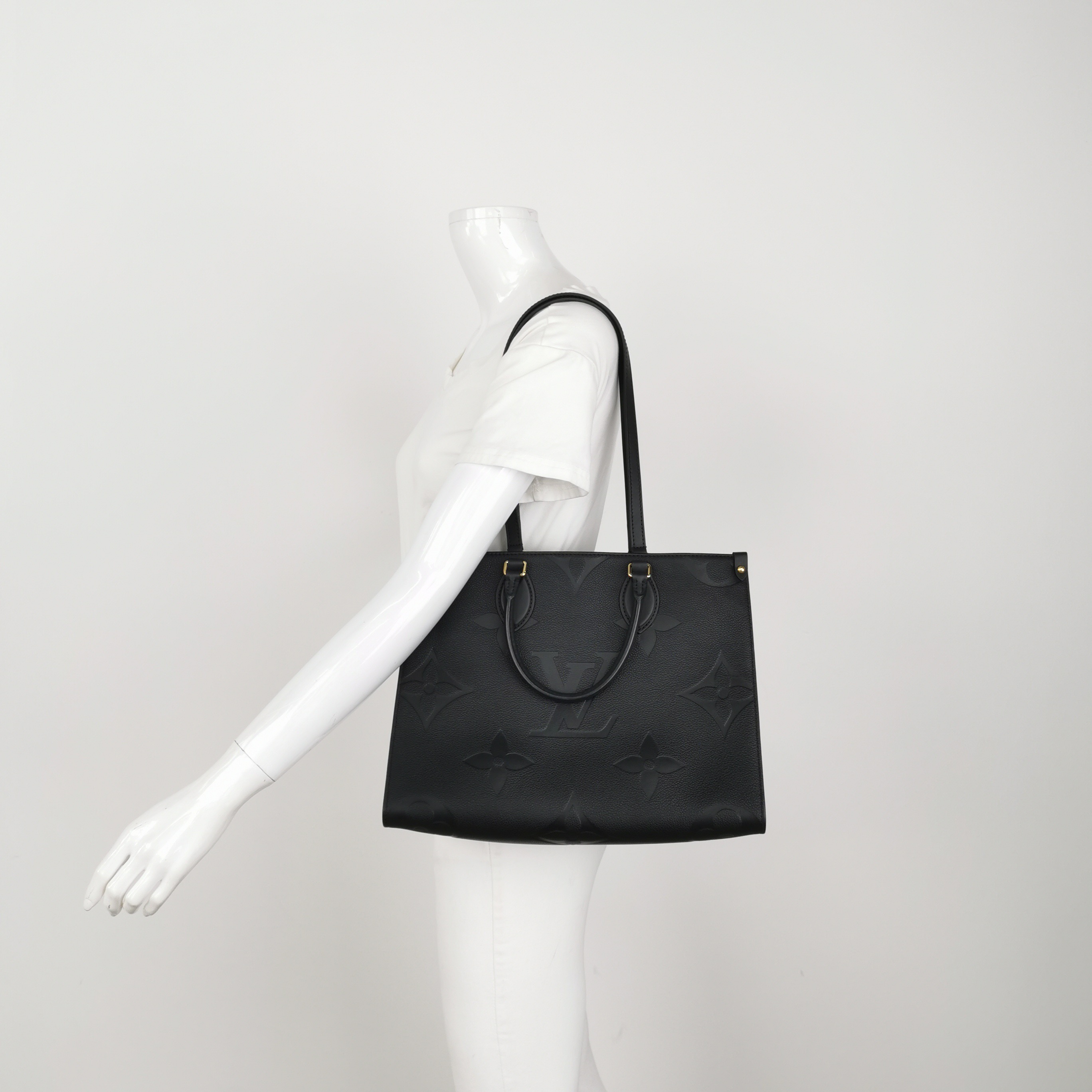 Louis Vuitton(LV) OnTheGo Tote Monogram Empreinte Giant MM — alternate view