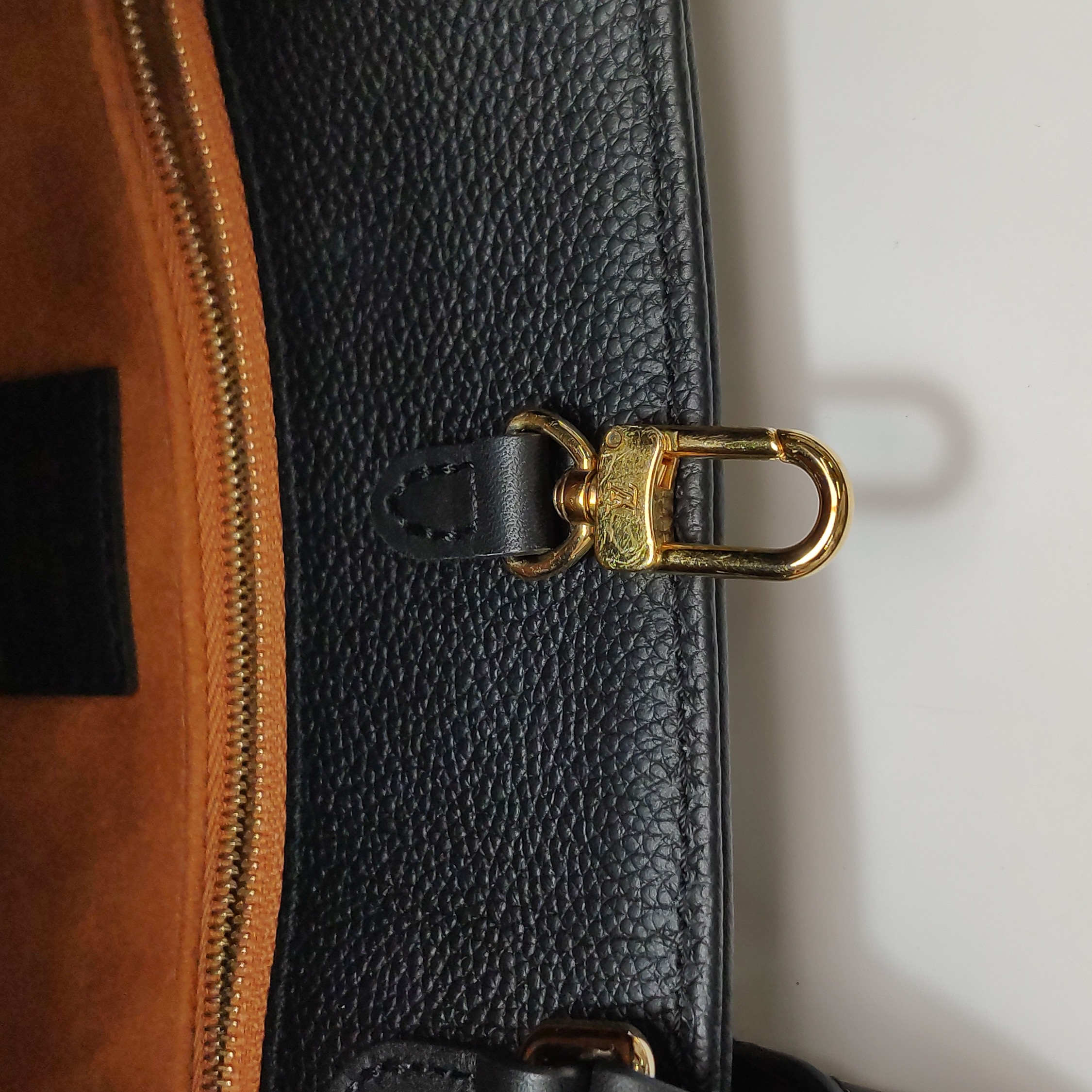 Louis Vuitton(LV) OnTheGo Tote Monogram Empreinte Giant MM — photo 9 of 13