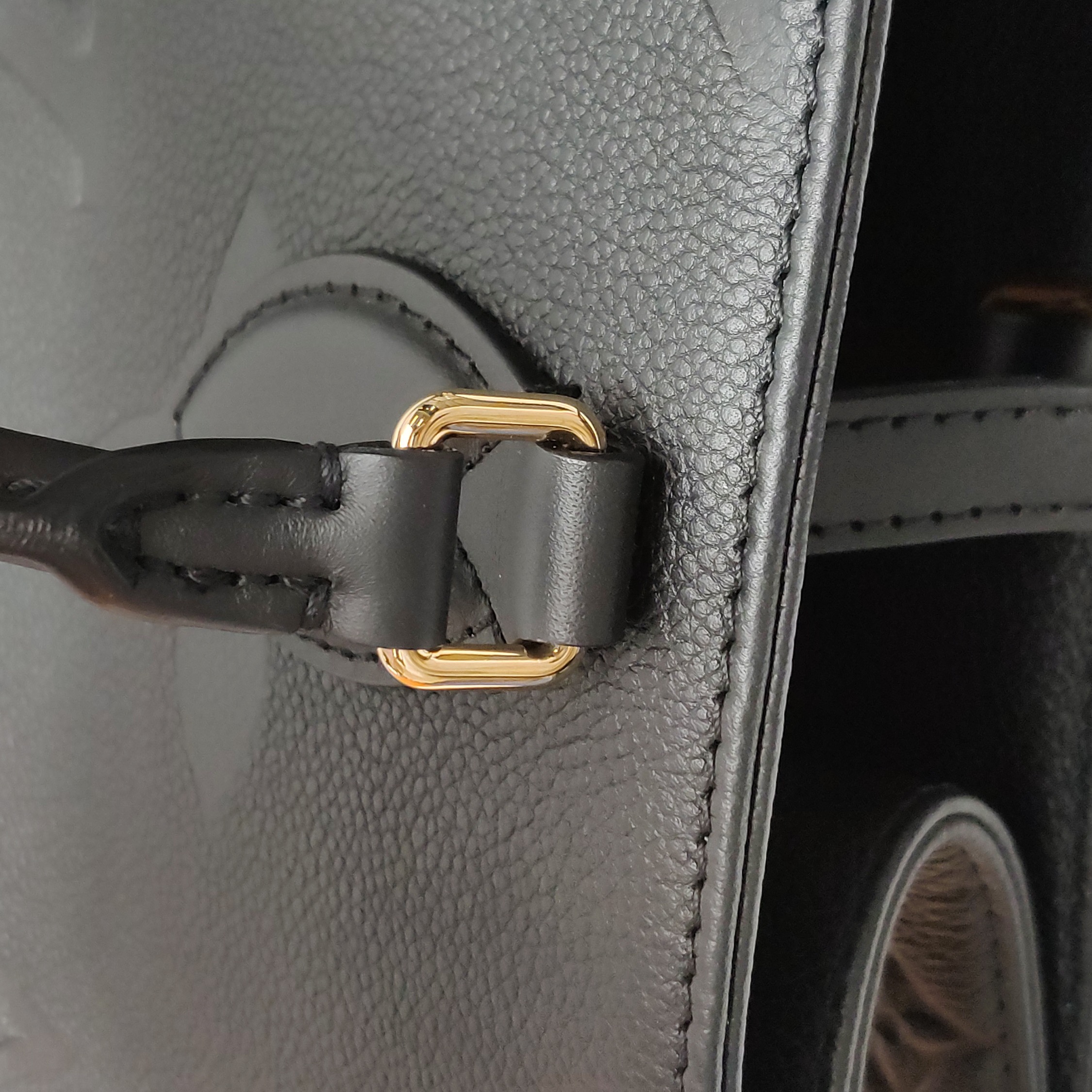 Louis Vuitton(LV) OnTheGo Tote Monogram Empreinte Giant MM — photo 10 of 13