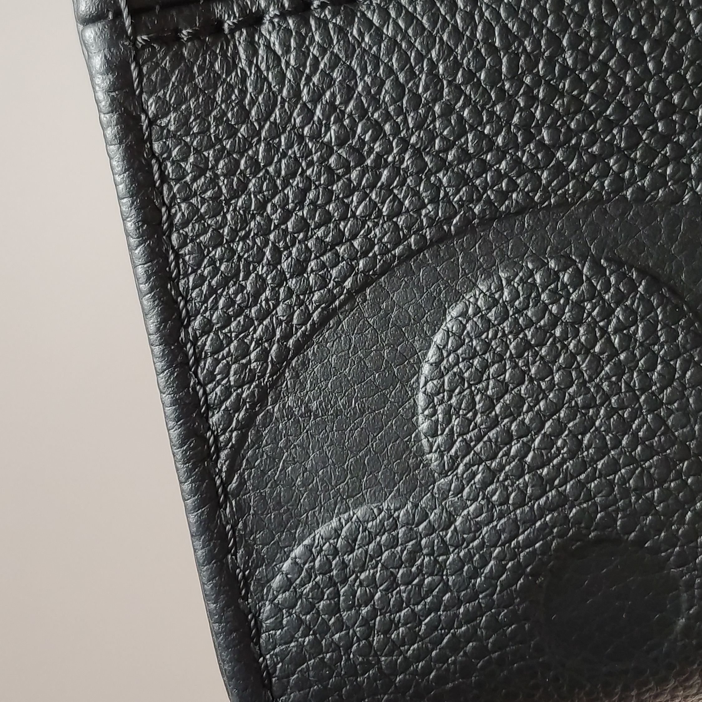 Louis Vuitton(LV) OnTheGo Tote Monogram Empreinte Giant MM — photo 13 of 13