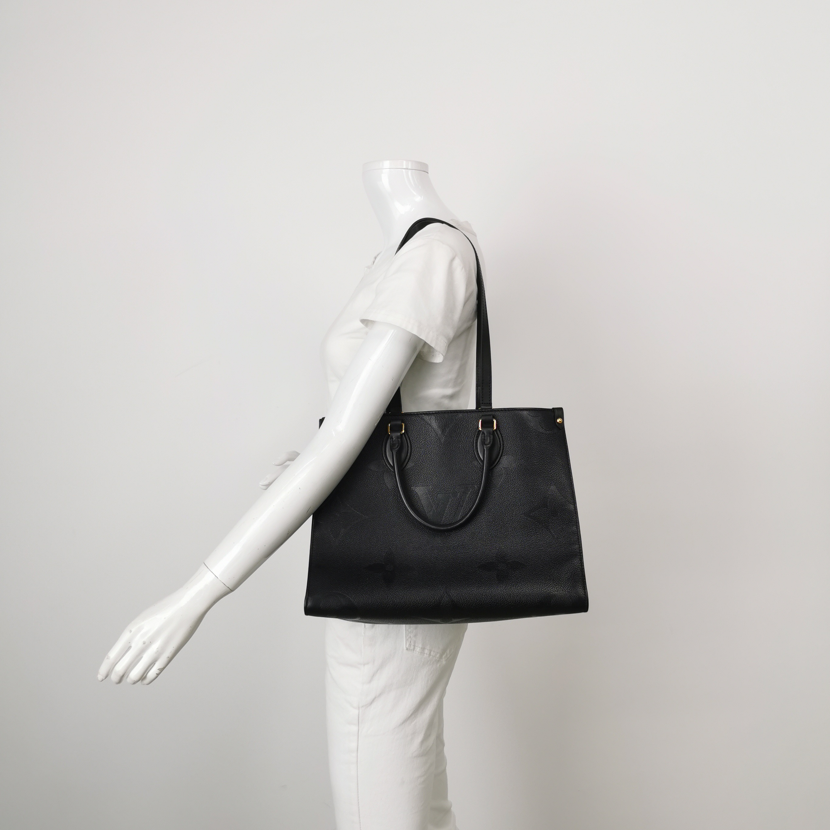 Louis Vuitton(LV) OnTheGo Tote Monogram Empreinte Giant MM — alternate view