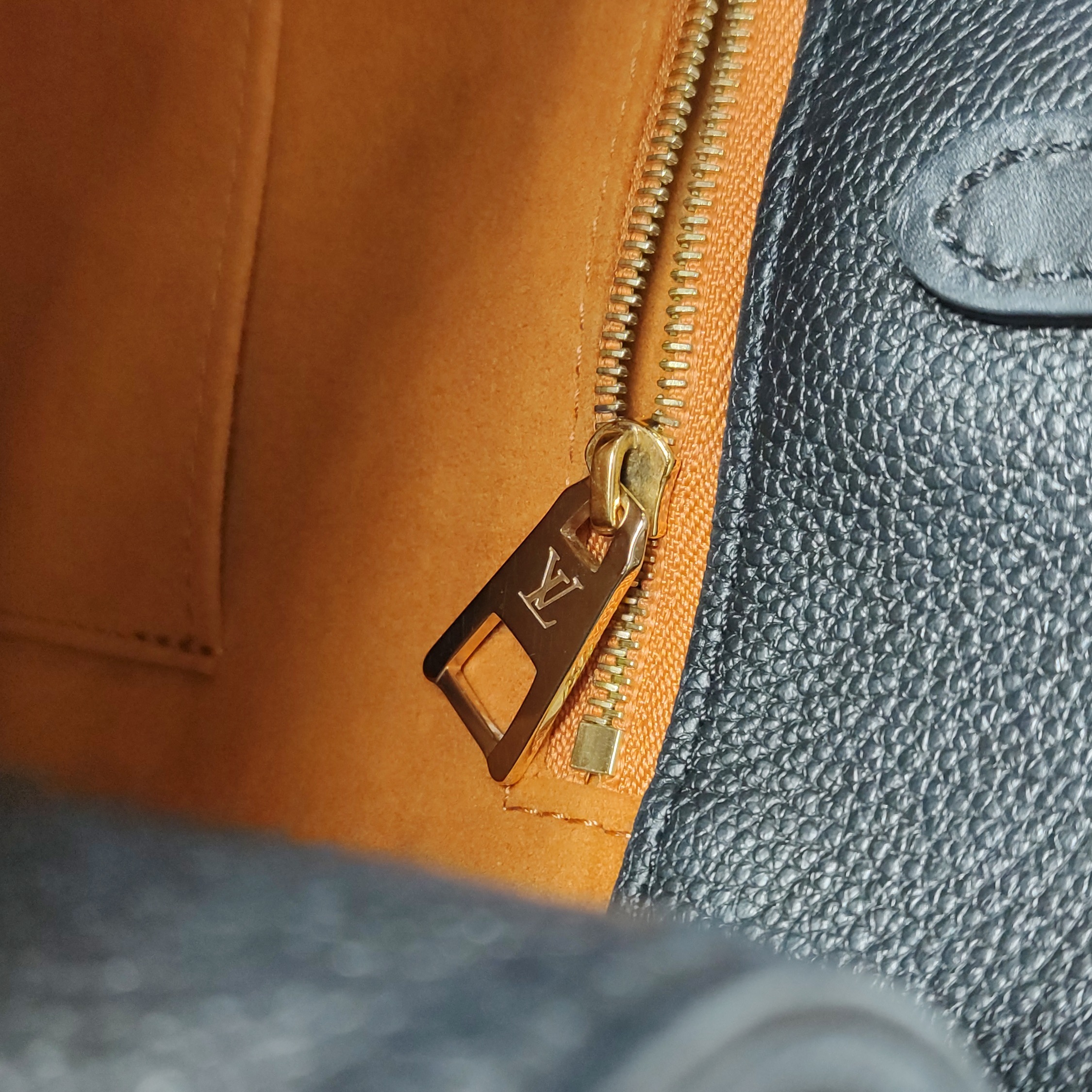 Louis Vuitton(LV) OnTheGo Tote Monogram Empreinte Giant MM — photo 9 of 15