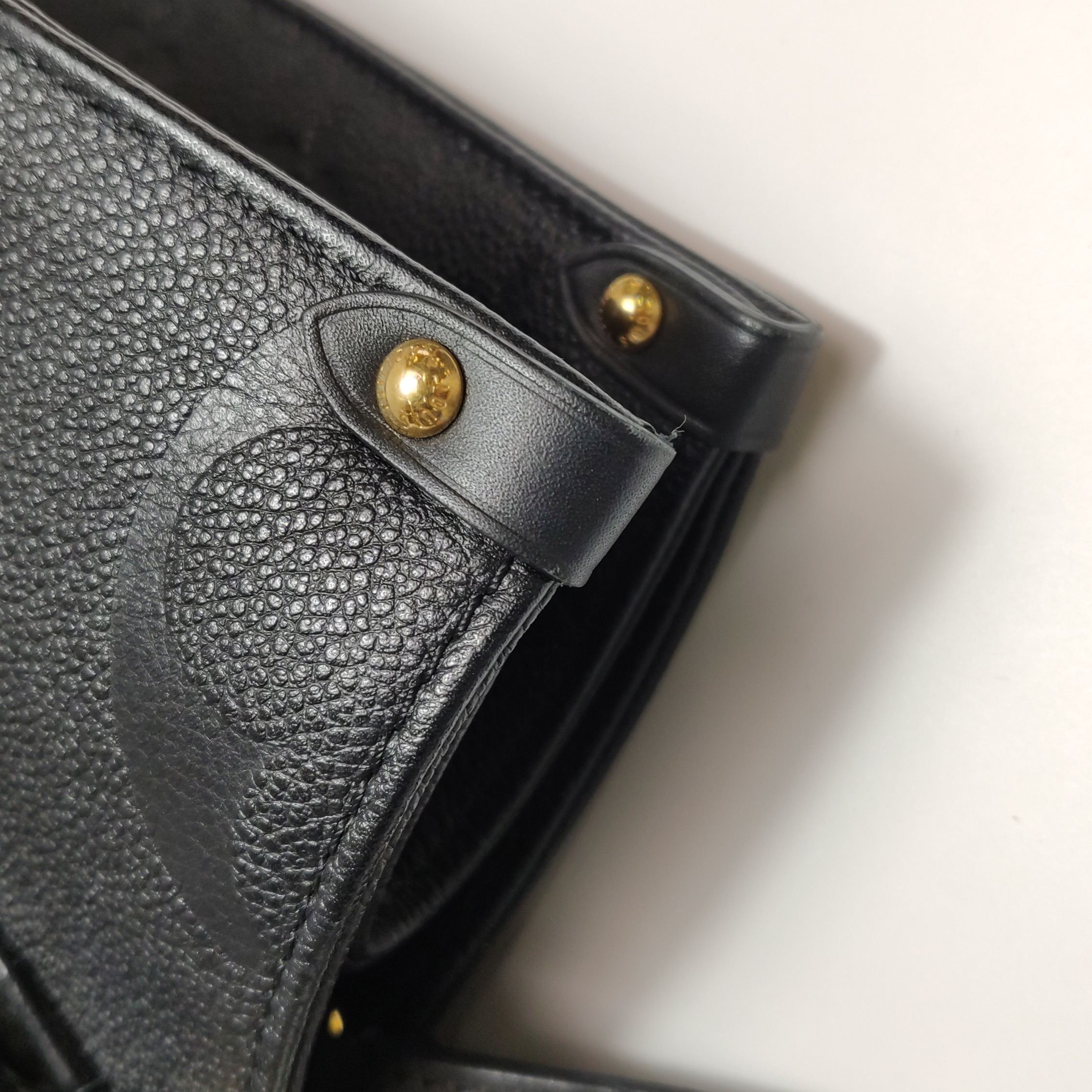Louis Vuitton(LV) OnTheGo Tote Monogram Empreinte Giant MM — photo 13 of 15