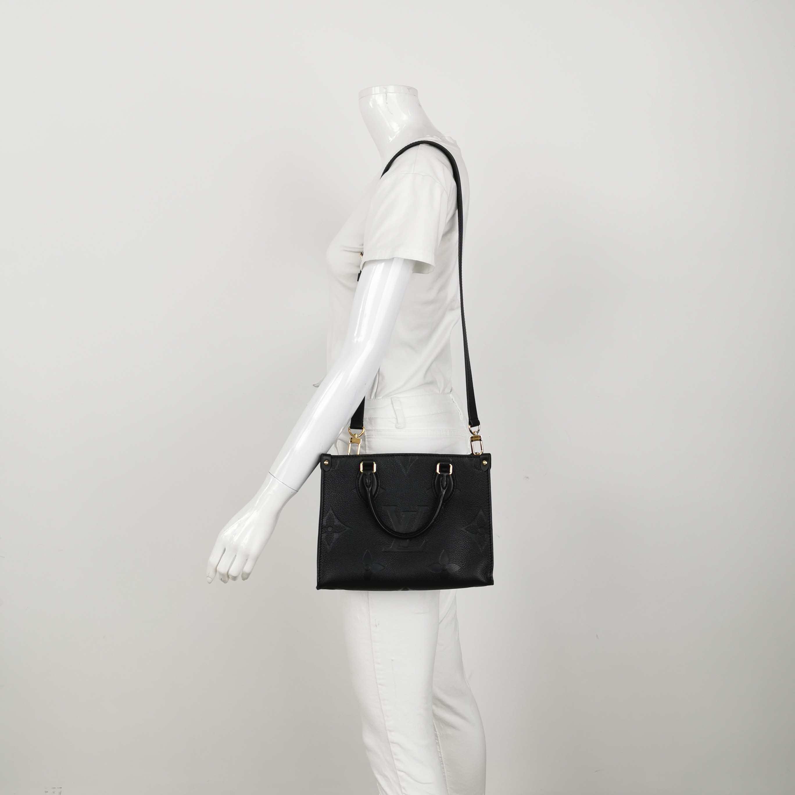 Louis Vuitton(LV) OnTheGo Tote Monogram Empreinte Giant PM — alternate view