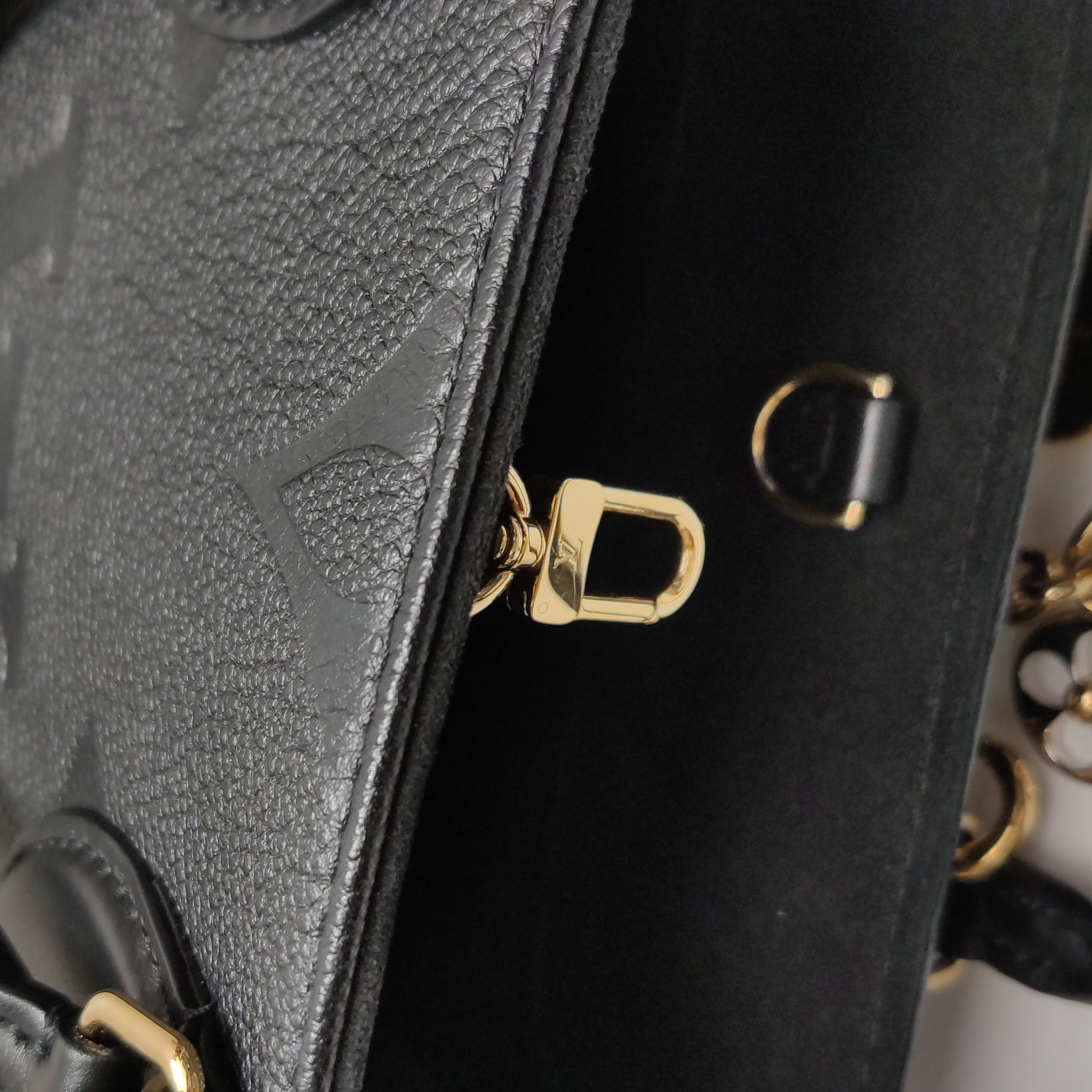 Louis Vuitton(LV) OnTheGo Tote Monogram Empreinte Giant PM — photo 9 of 13