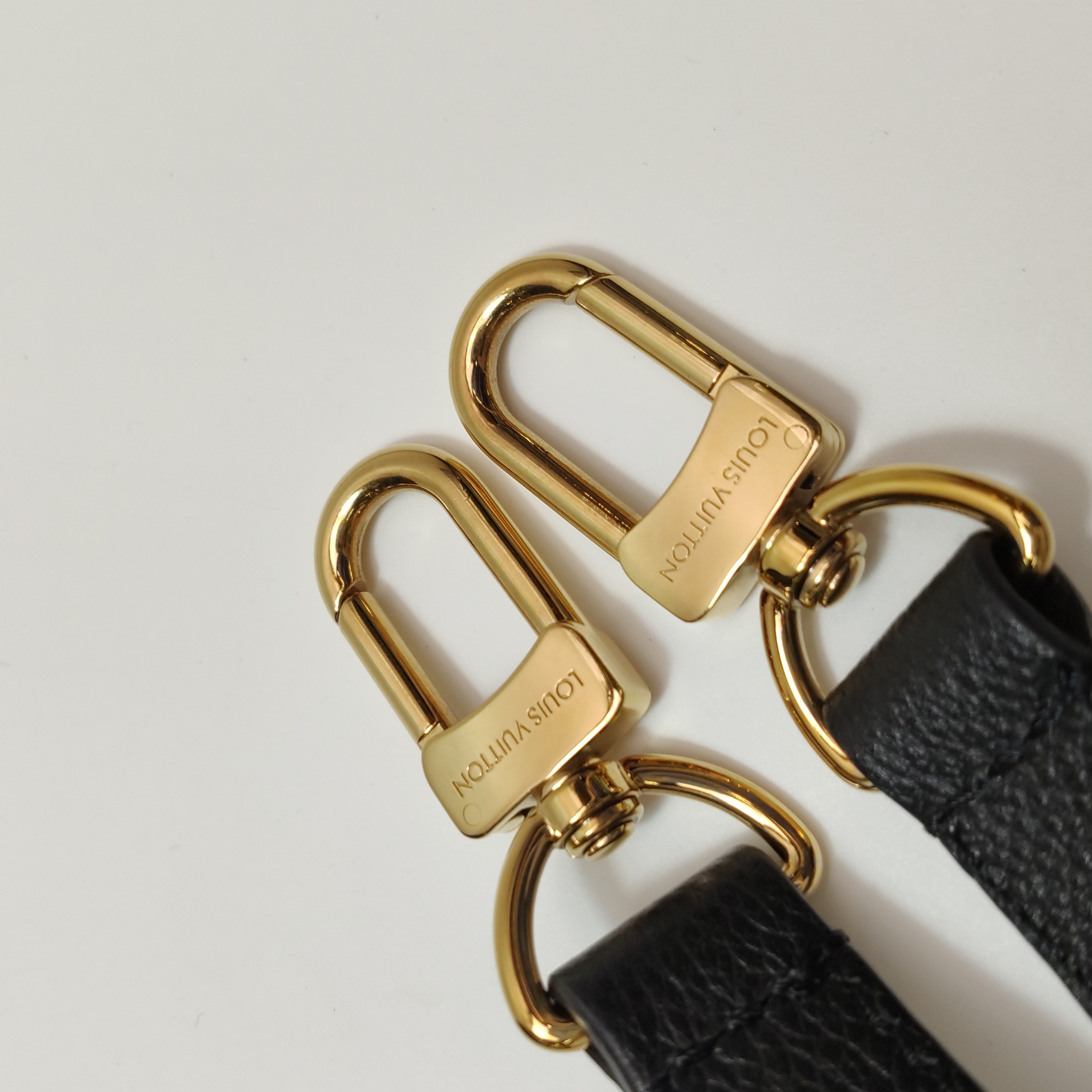 Louis Vuitton(LV) OnTheGo Tote Monogram Empreinte Giant PM — photo 11 of 13