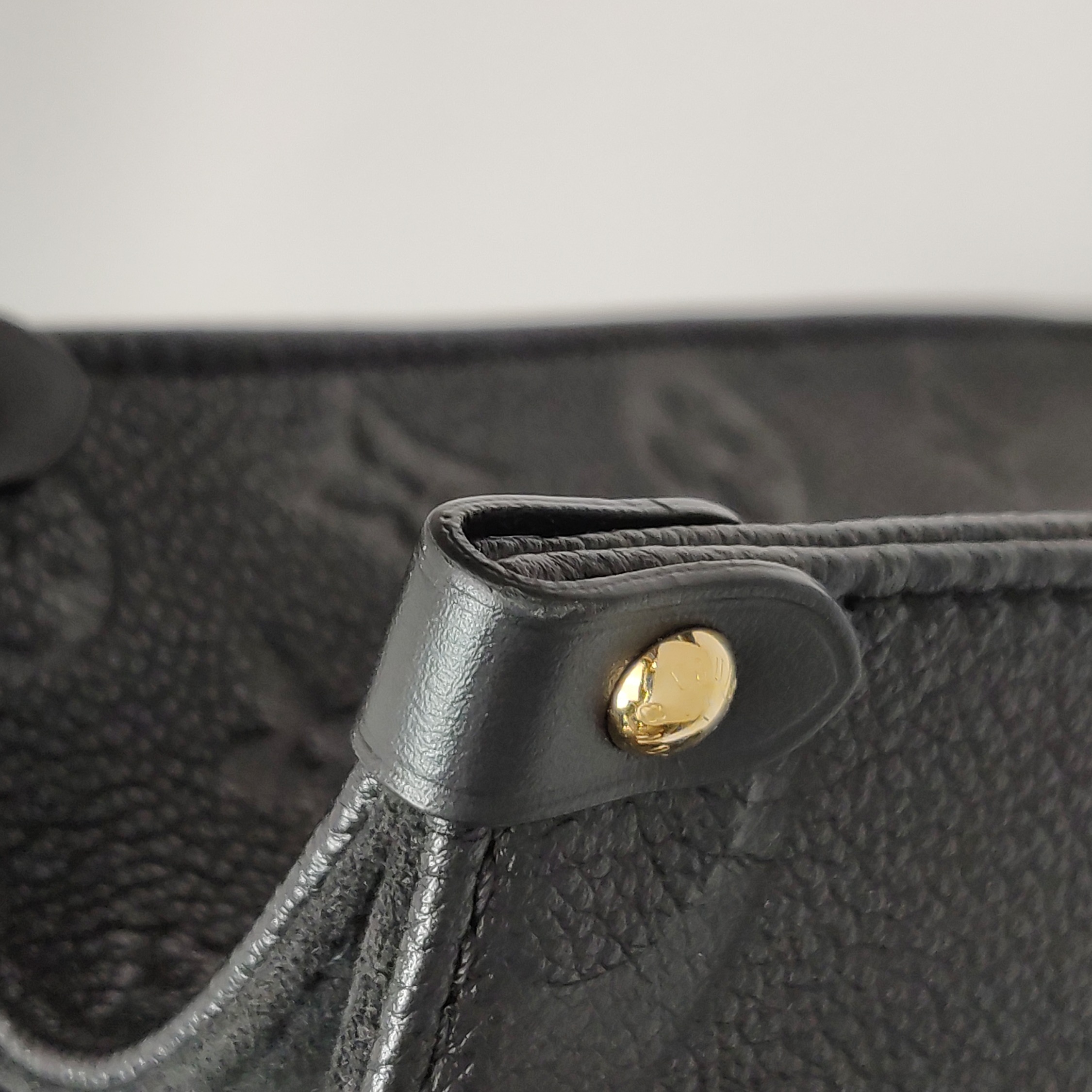 Louis Vuitton(LV) OnTheGo Tote Monogram Empreinte Giant PM — photo 10 of 13