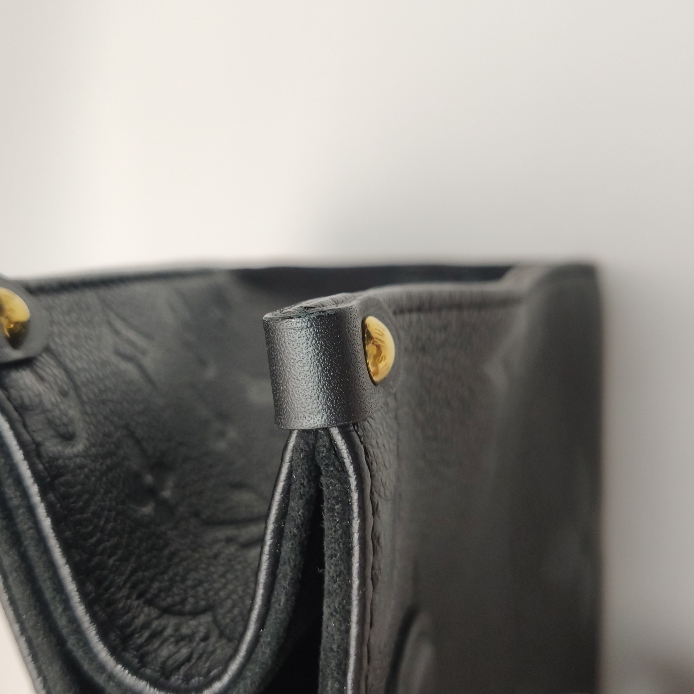 Louis Vuitton(LV) OnTheGo Tote Monogram Empreinte Giant PM — photo 11 of 14