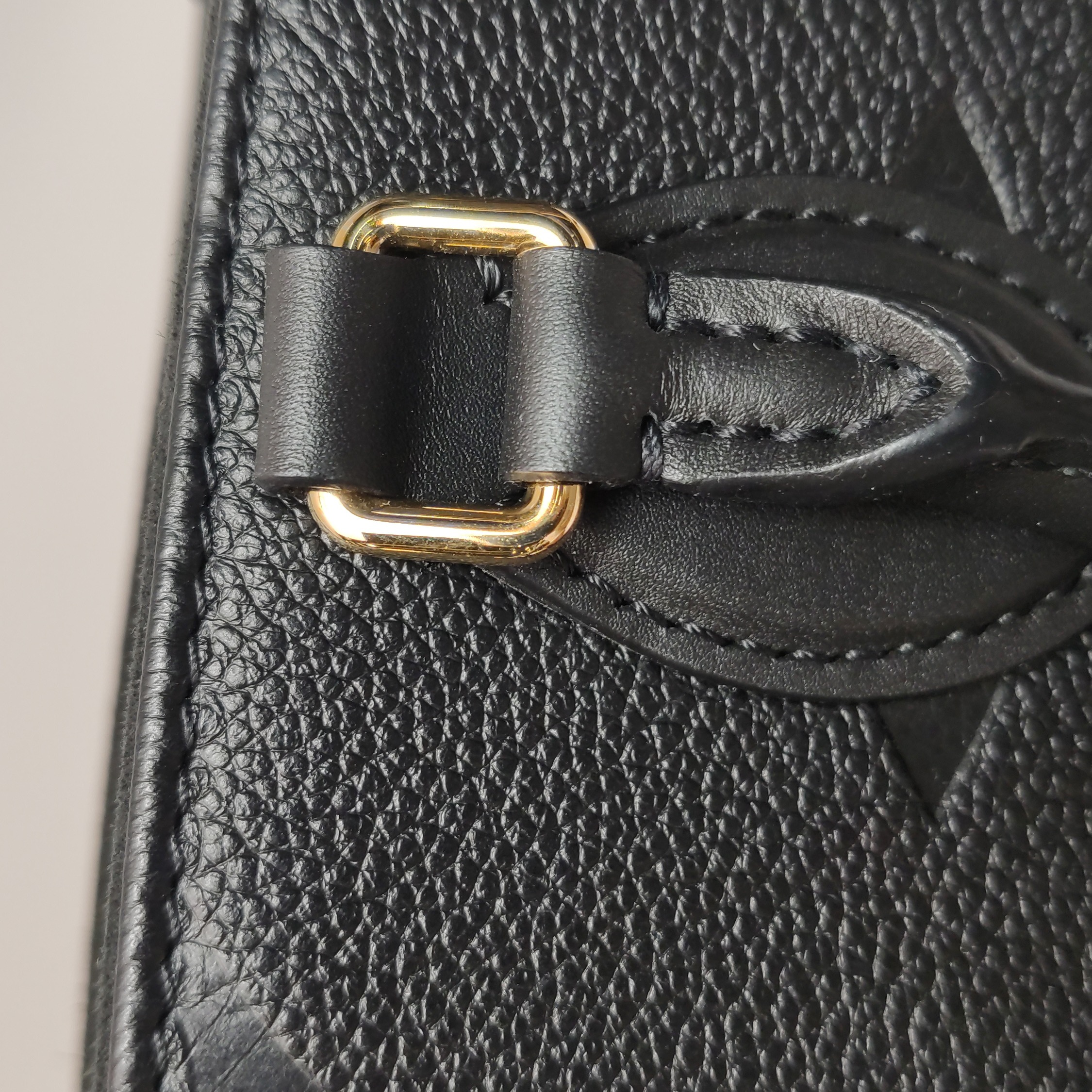 Louis Vuitton(LV) OnTheGo Tote Monogram Empreinte Giant PM — photo 10 of 14