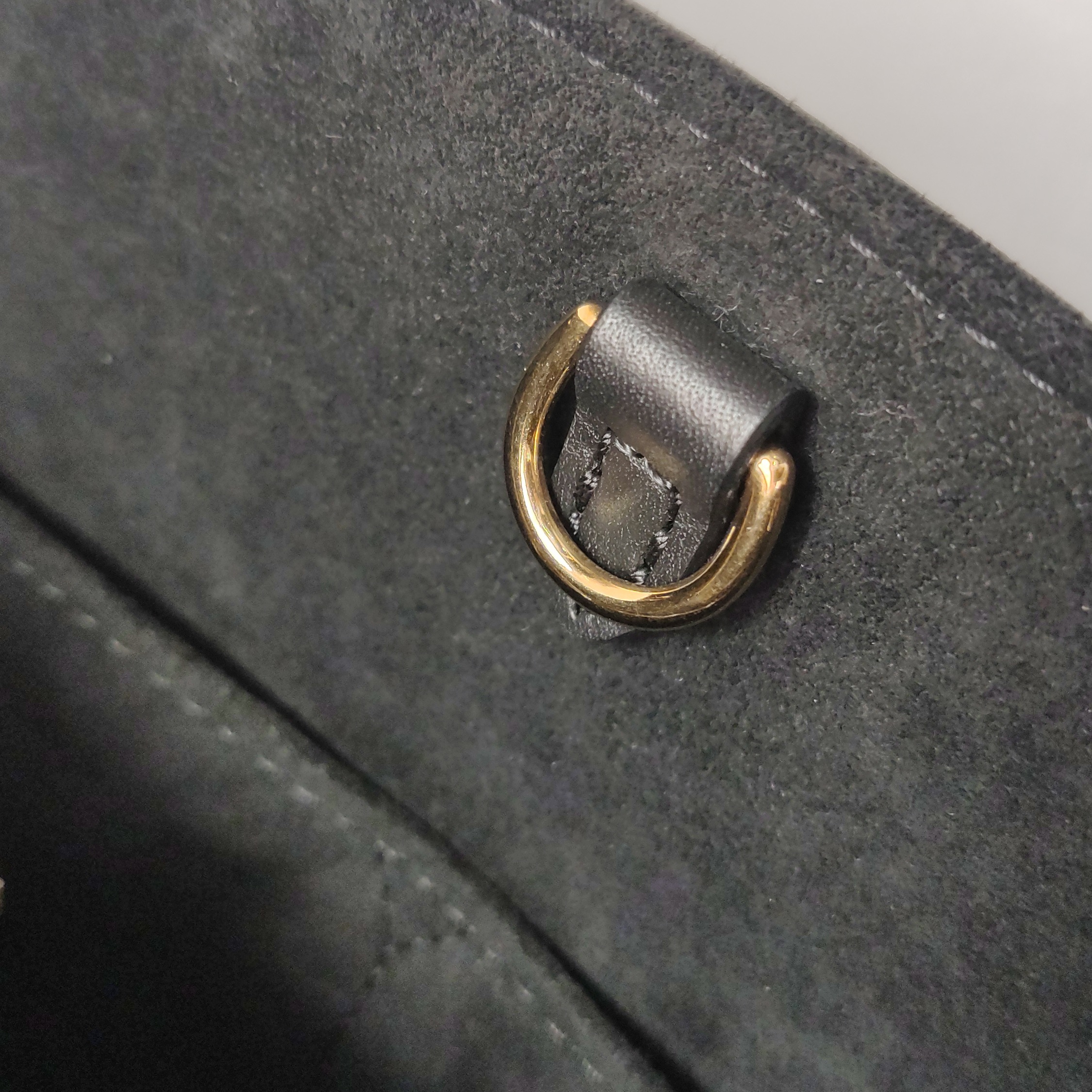 Louis Vuitton(LV) OnTheGo Tote Monogram Empreinte Giant PM — photo 9 of 14