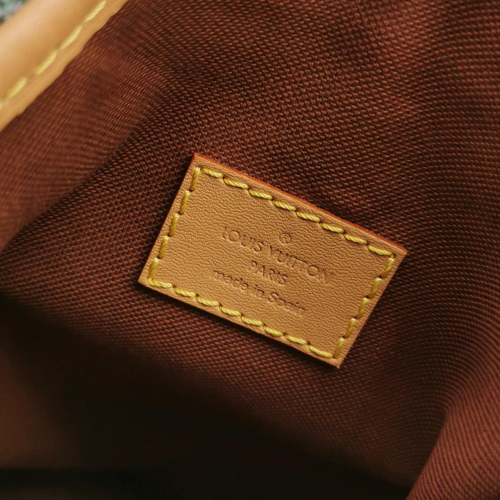 Louis Vuitton(LV) Fold Me Pouch Monogram Canvas — photo 8 of 14