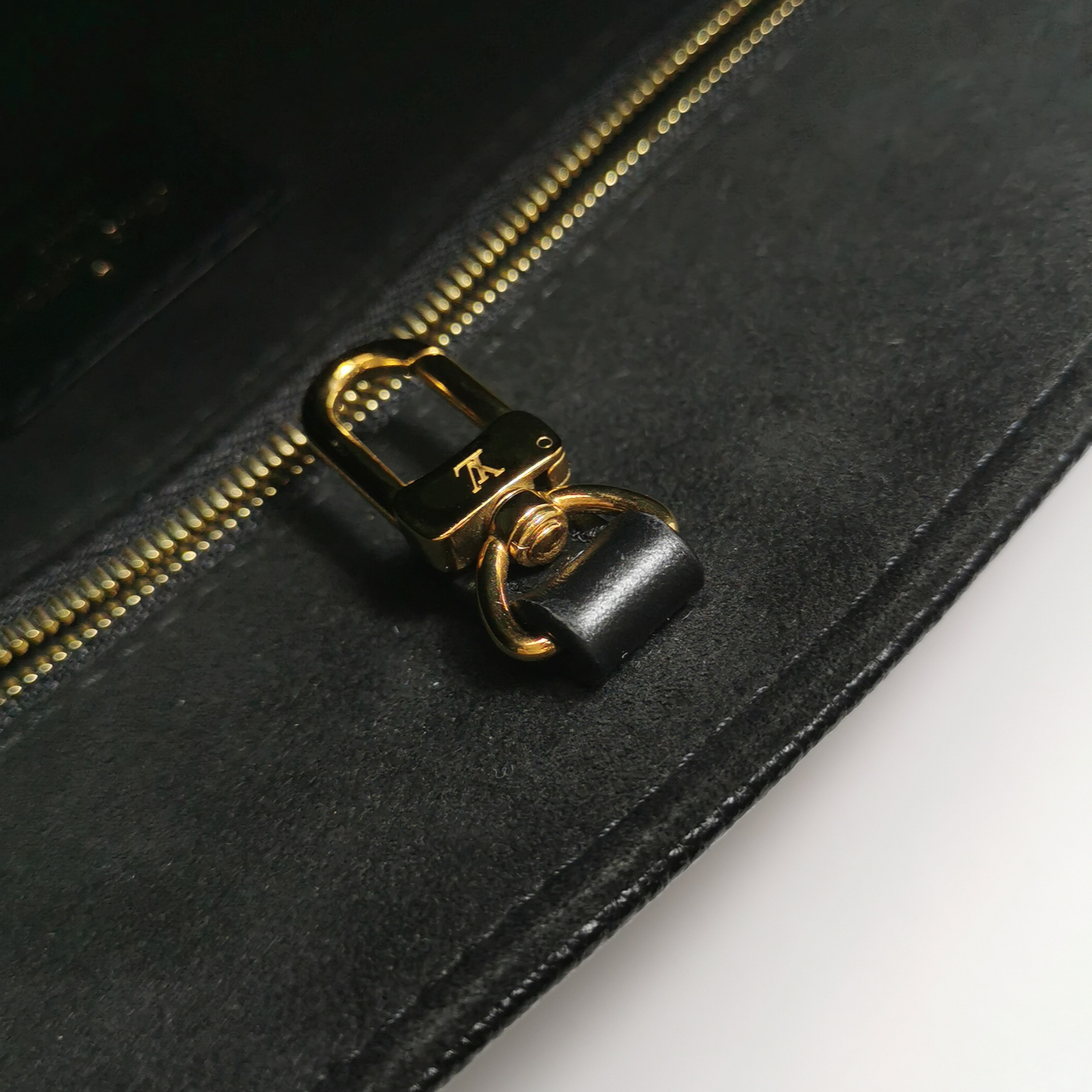 Louis Vuitton(LV) OnTheGo Tote Monogram Empreinte Giant PM — photo 9 of 16