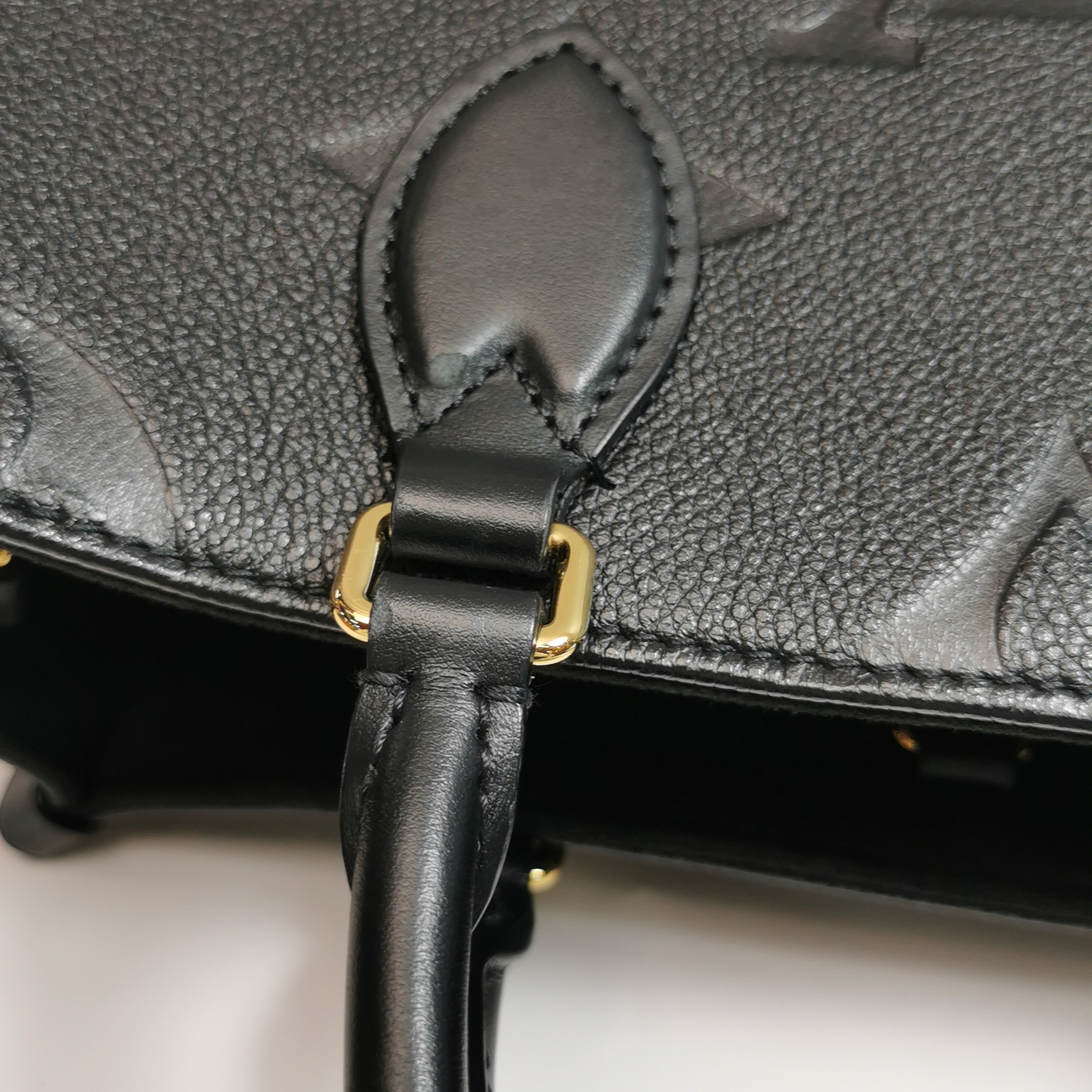 Louis Vuitton(LV) OnTheGo Tote Monogram Empreinte Giant PM — photo 11 of 16