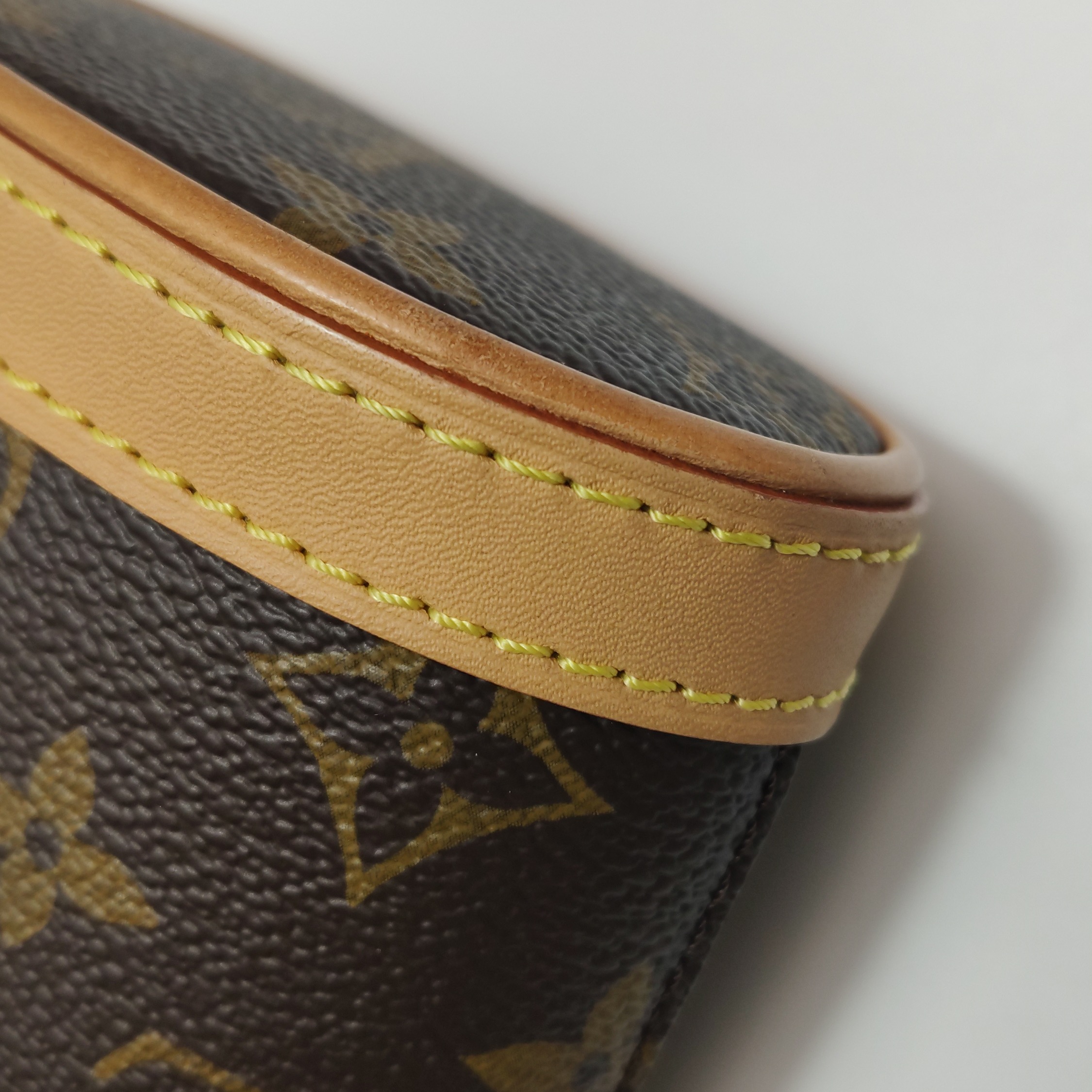 Louis Vuitton(LV) Fold Me Pouch Monogram Canvas — photo 15 of 16