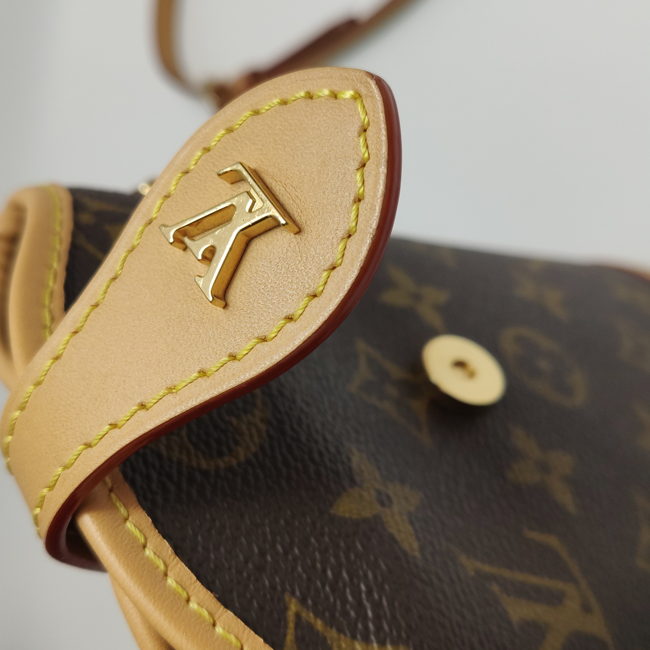 Louis Vuitton(LV) Fold Me Pouch Monogram Canvas — photo 9 of 16