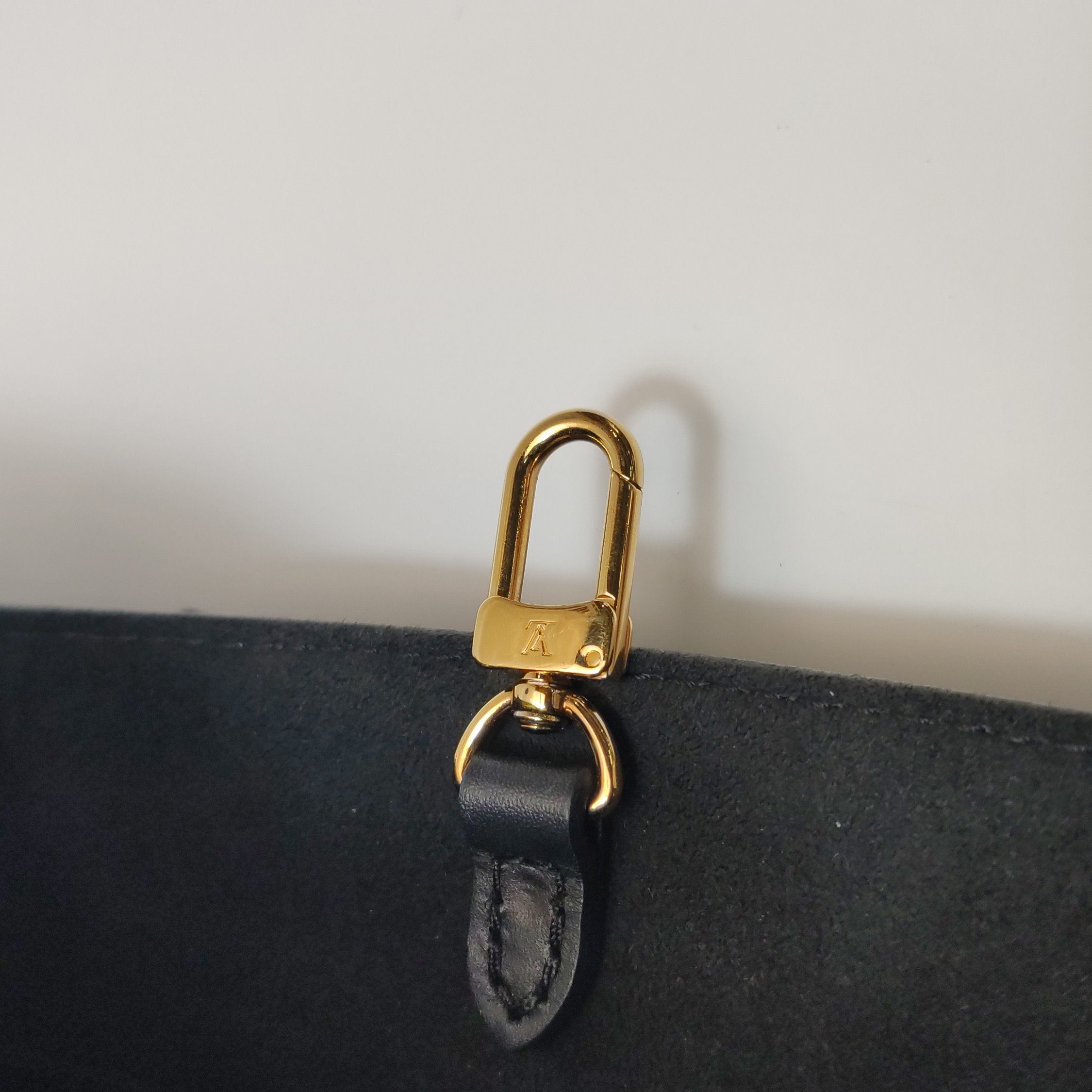 Louis Vuitton(LV) OnTheGo Tote Monogram Empreinte Giant PM — photo 9 of 14