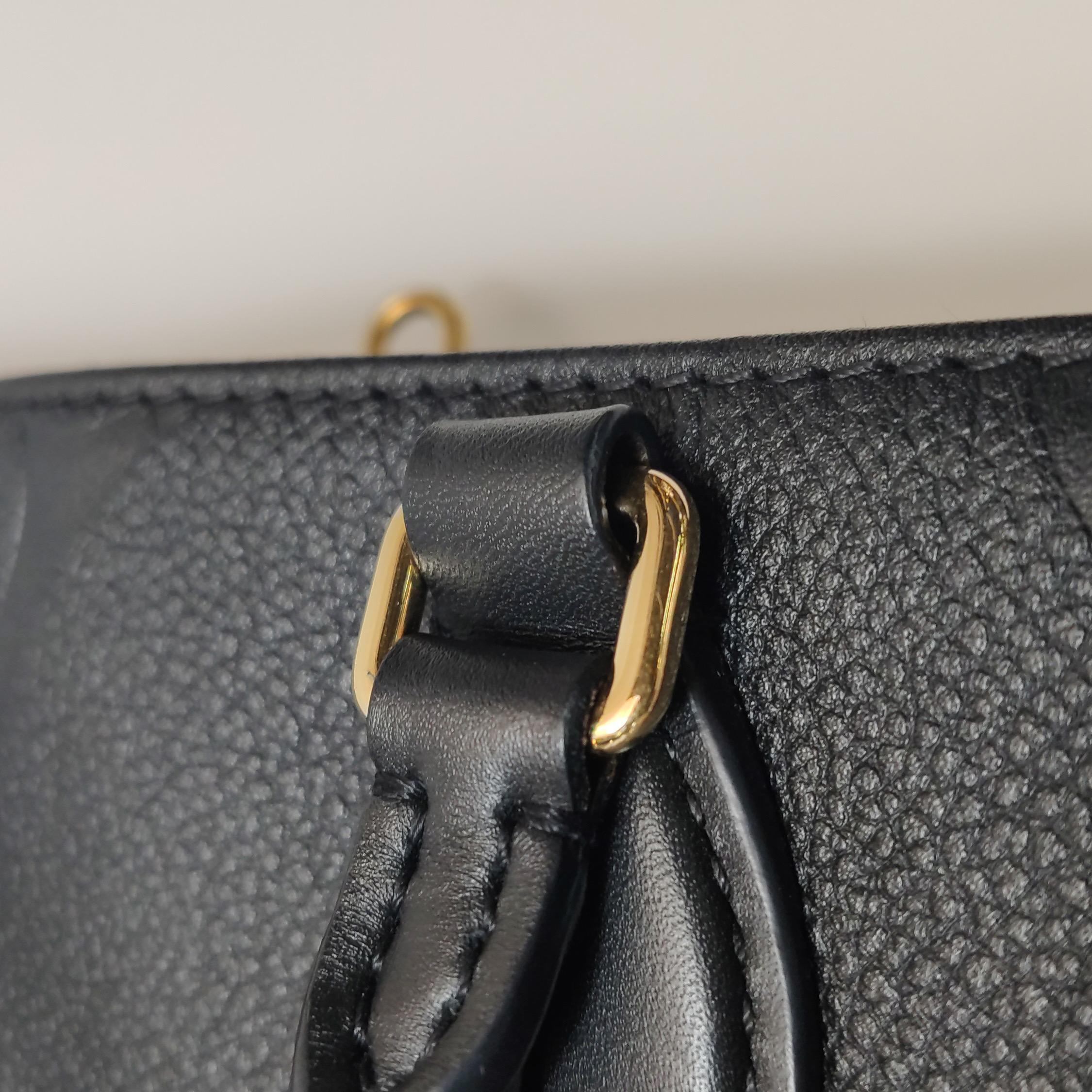 Louis Vuitton(LV) OnTheGo Tote Monogram Empreinte Giant PM — photo 10 of 14
