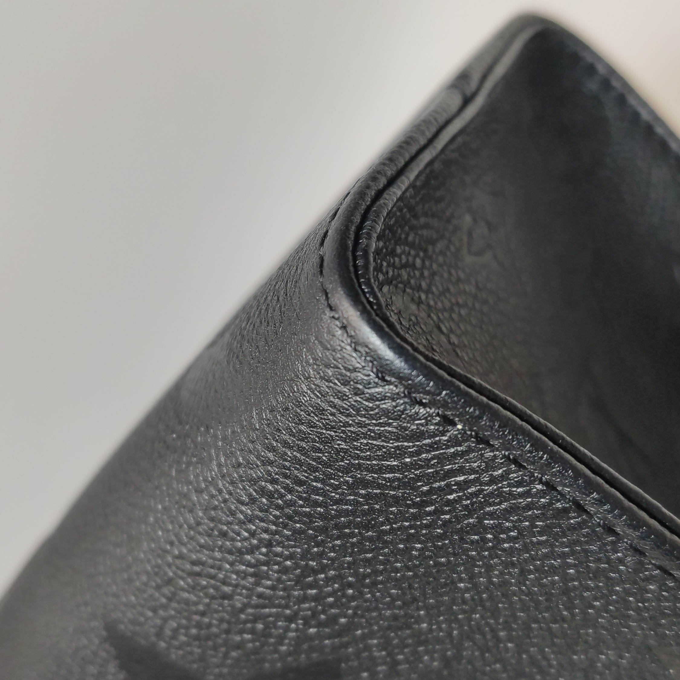 Louis Vuitton(LV) OnTheGo Tote Monogram Empreinte Giant PM — photo 12 of 14