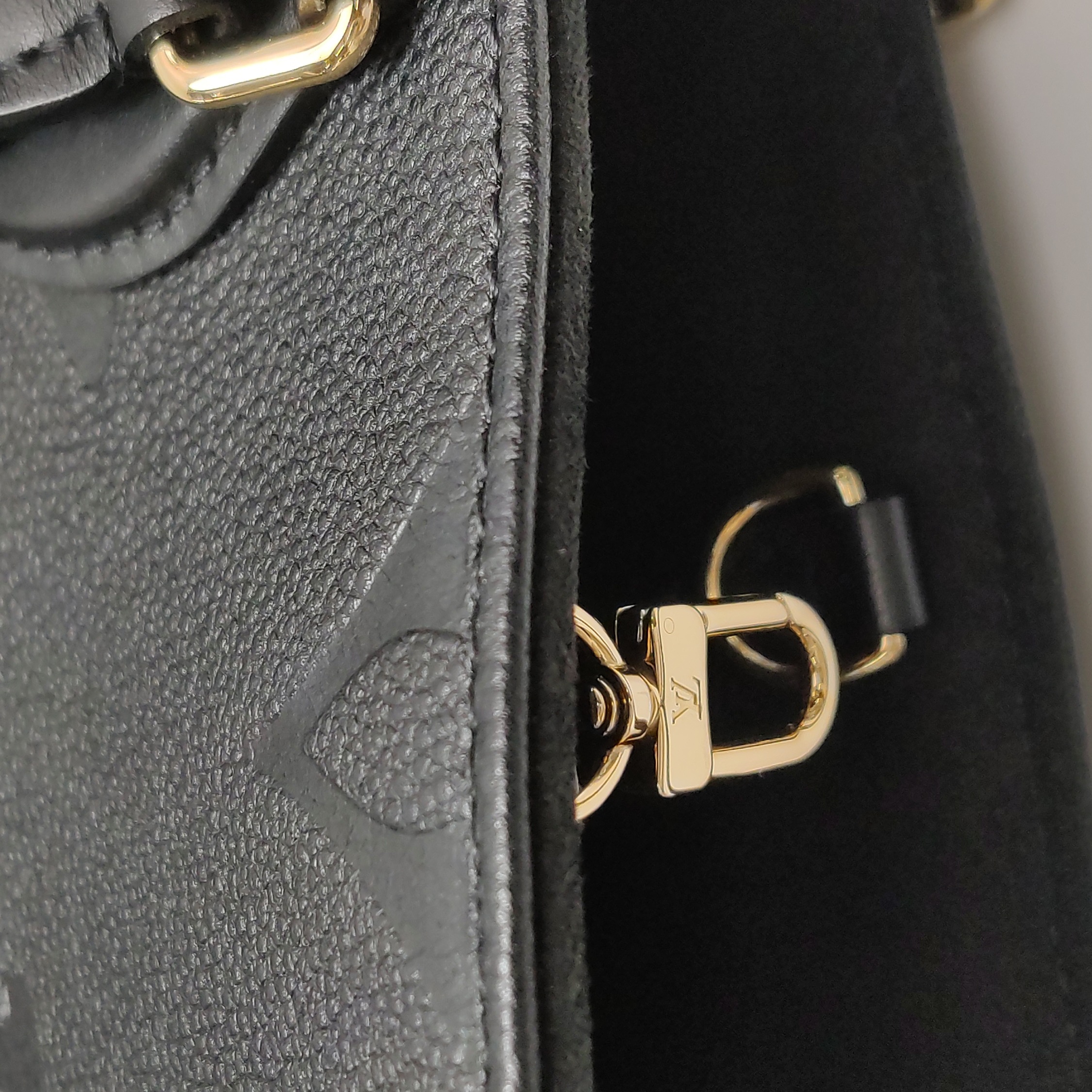 Louis Vuitton(LV) OnTheGo Tote Monogram Empreinte Giant PM — photo 11 of 14