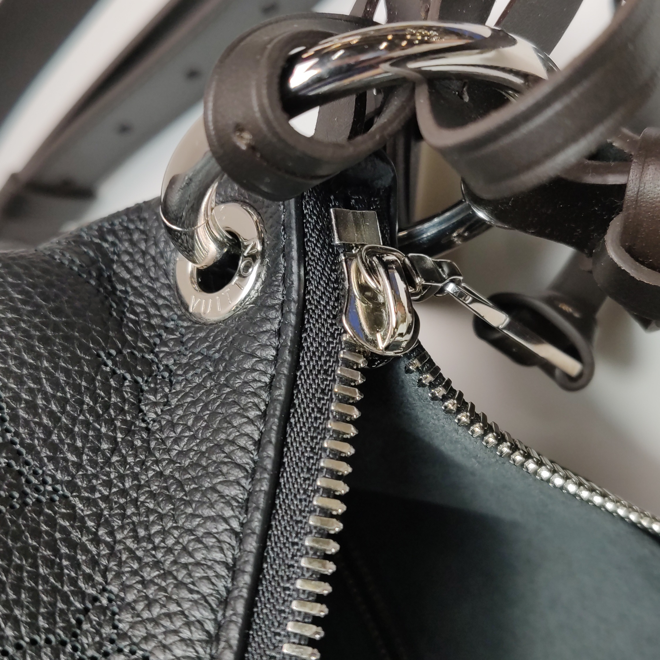 Louis Vuitton(LV) Braided Handle Beaubourg Hobo Mahina Leather MM — photo 13 of 18