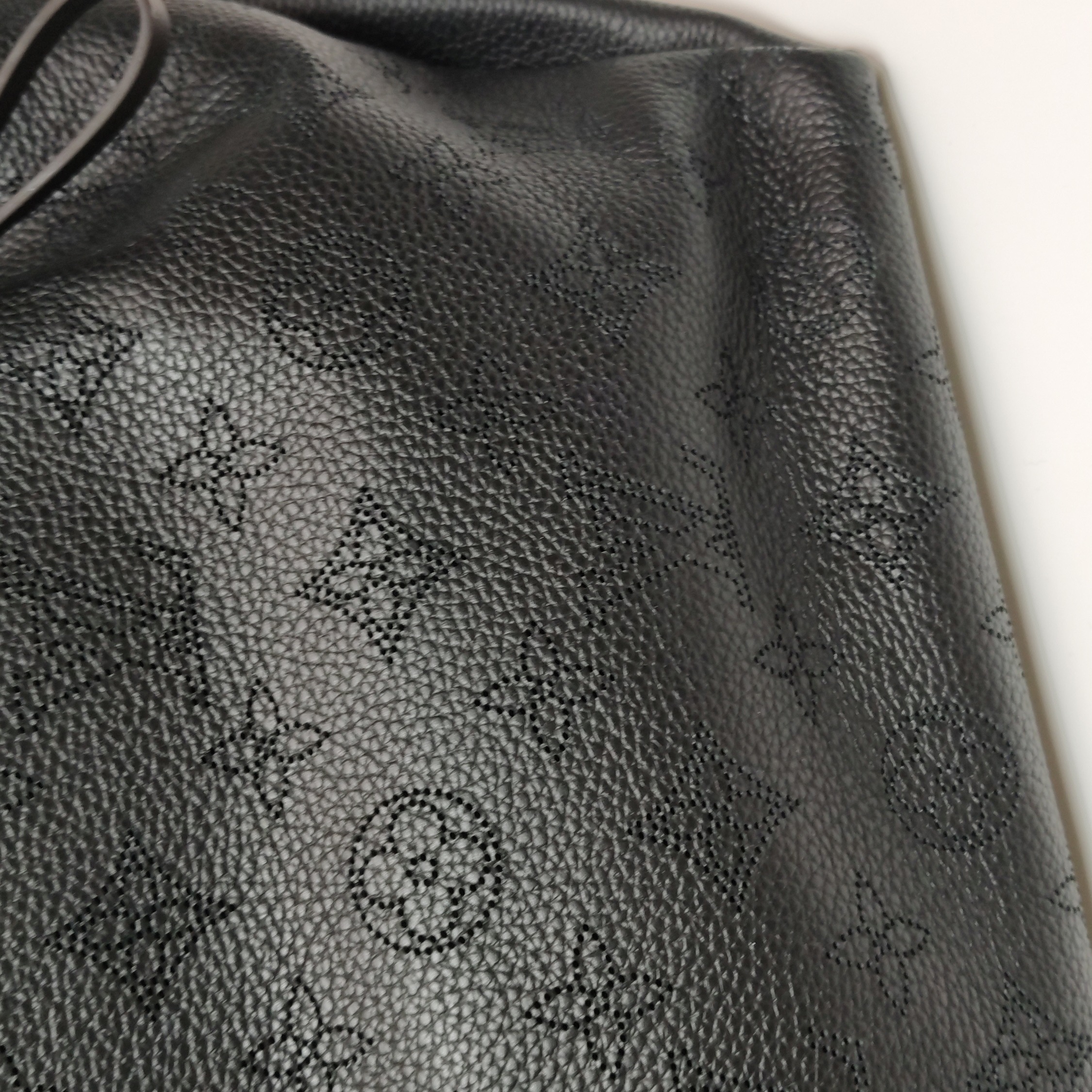 Louis Vuitton(LV) Braided Handle Beaubourg Hobo Mahina Leather MM — photo 9 of 18