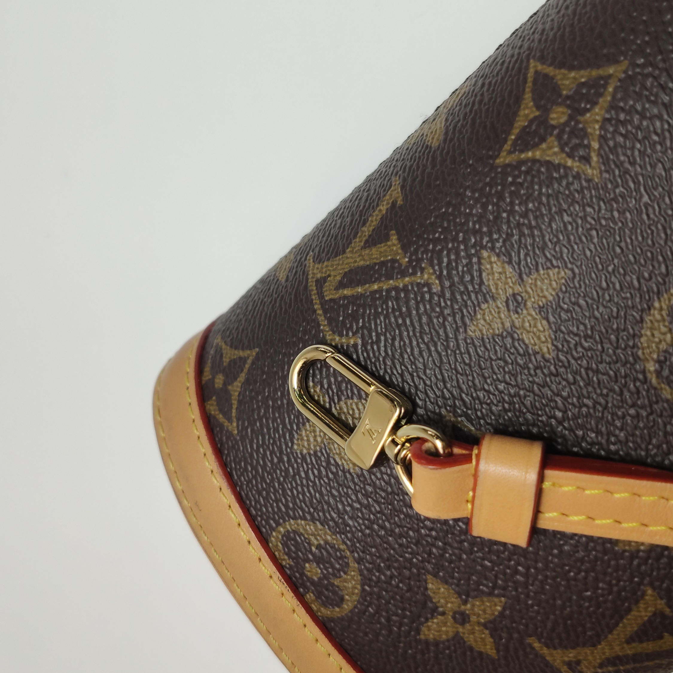 Louis Vuitton(LV) Fold Me Pouch Monogram Canvas — photo 13 of 15