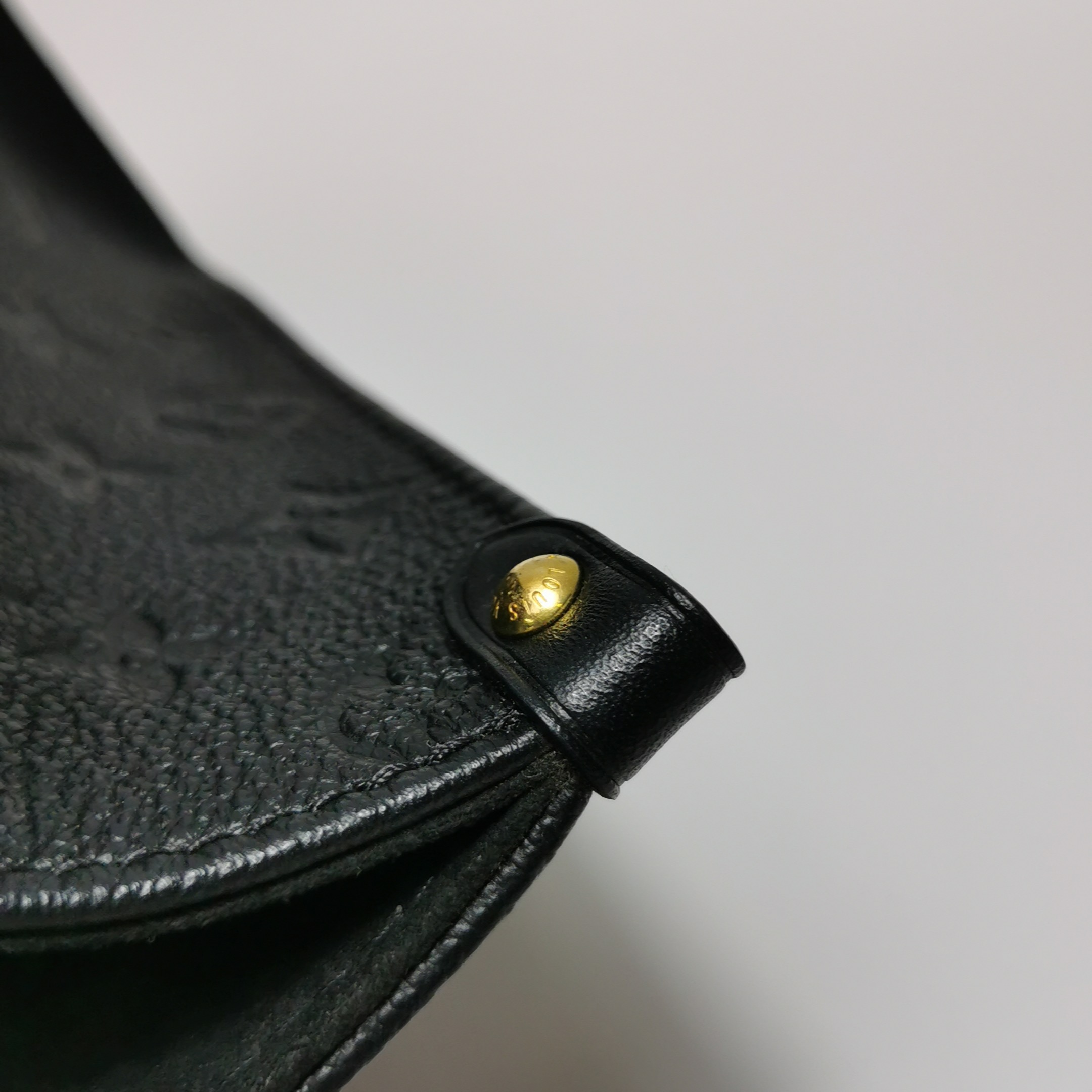 Louis Vuitton(LV) OnTheGo Tote Monogram Empreinte Giant PM — photo 9 of 13