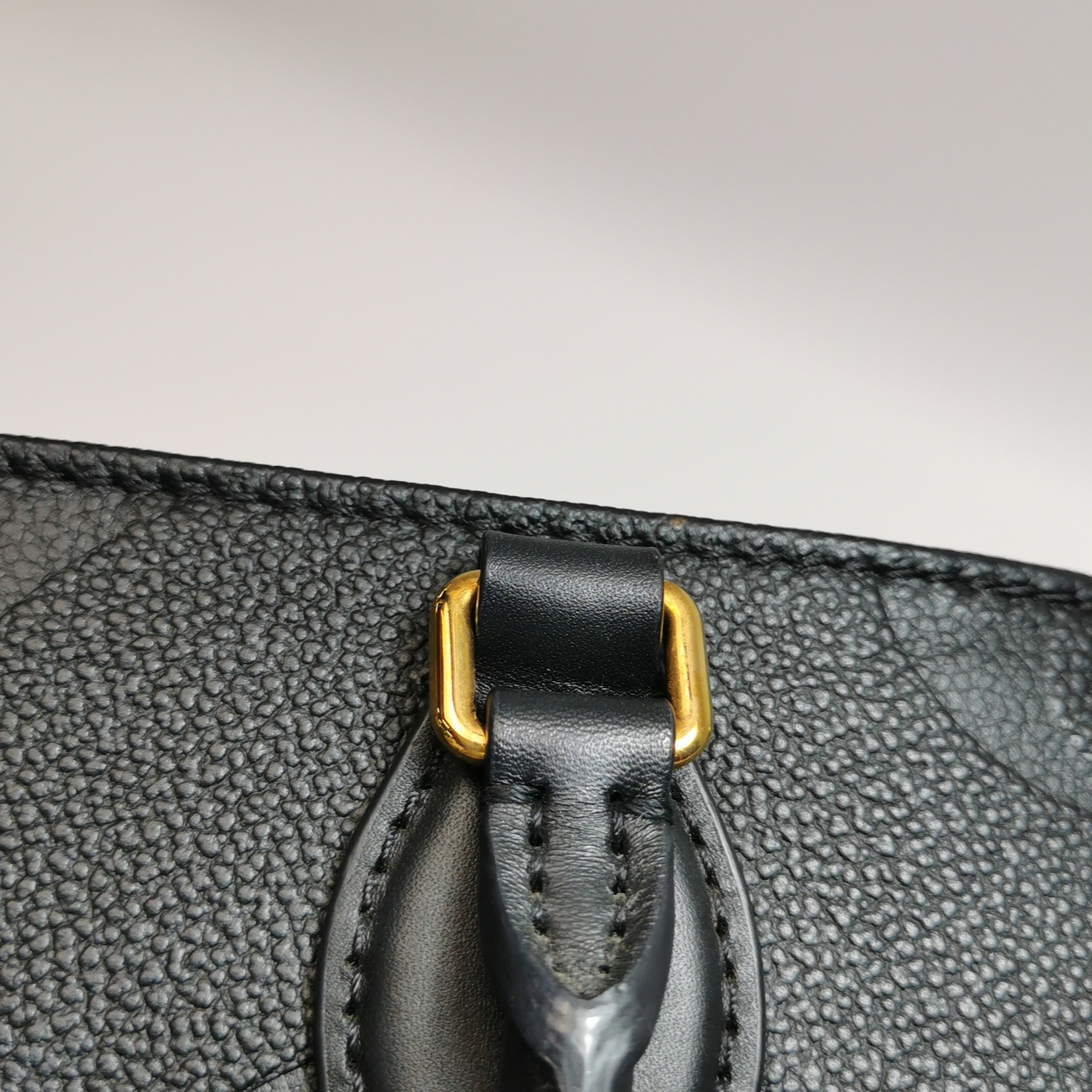 Louis Vuitton(LV) OnTheGo Tote Monogram Empreinte Giant PM — photo 11 of 13