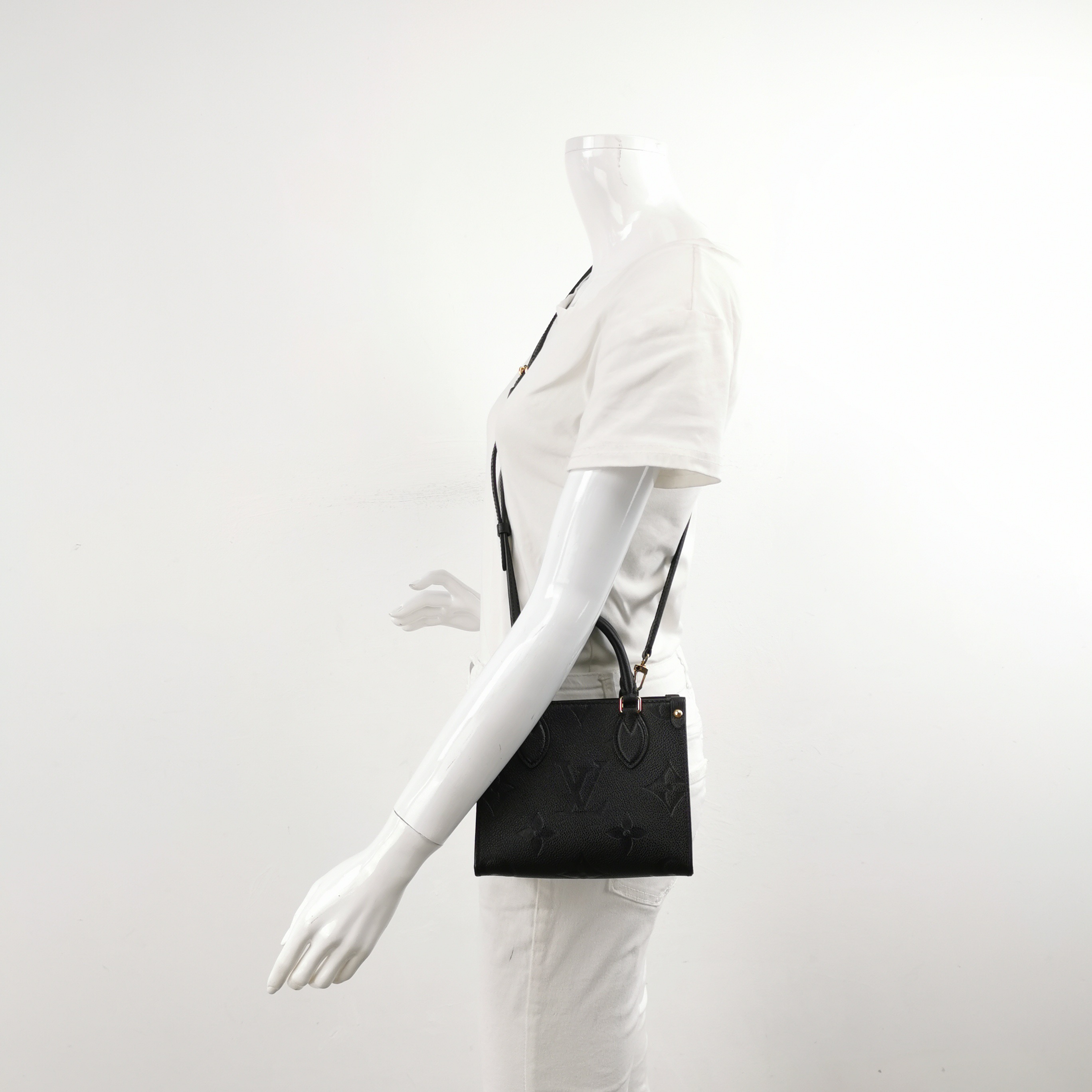 Louis Vuitton(LV) OnTheGo Tote Monogram Empreinte Giant BB — alternate view