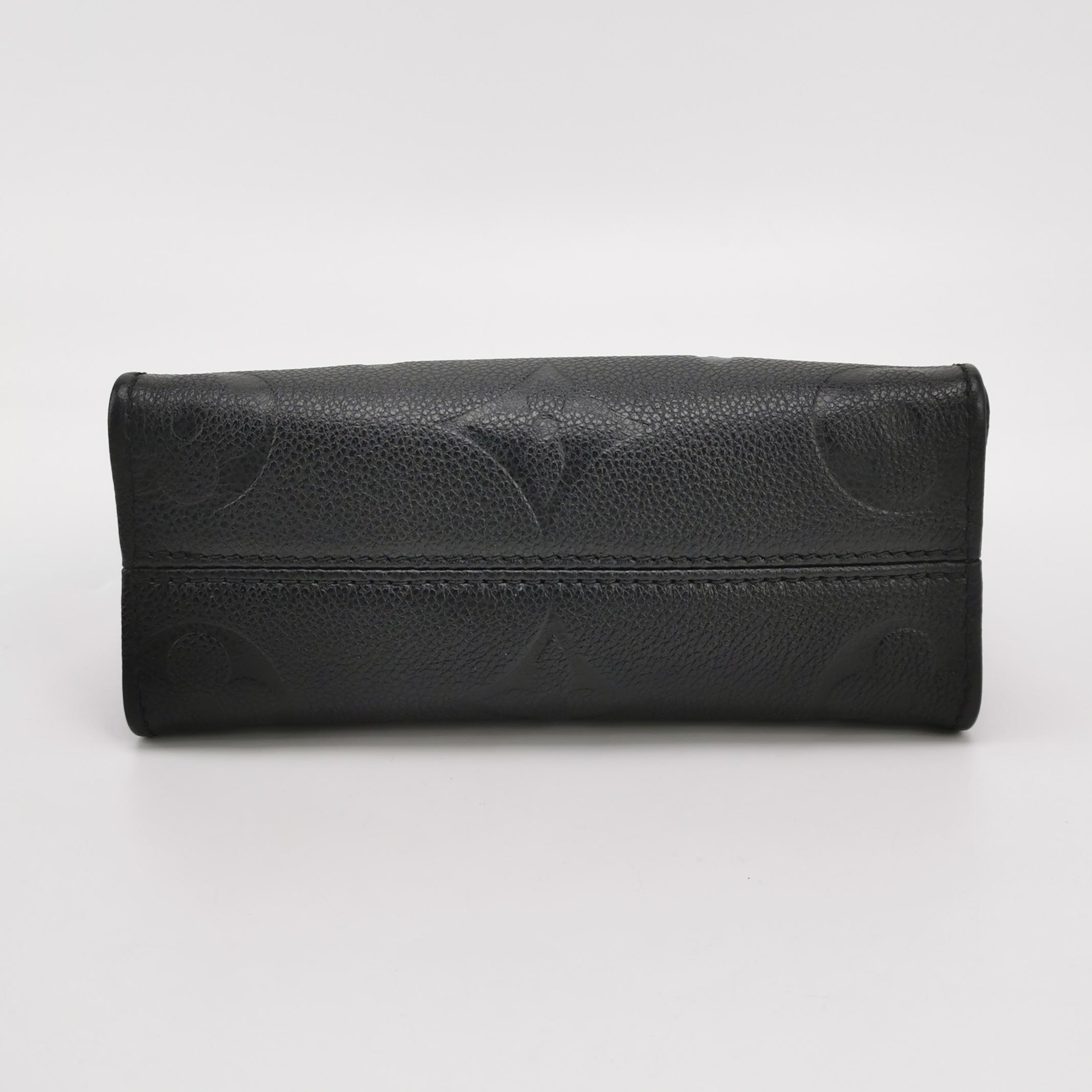 Louis Vuitton(LV) OnTheGo Tote Monogram Empreinte Giant BB — photo 6 of 15