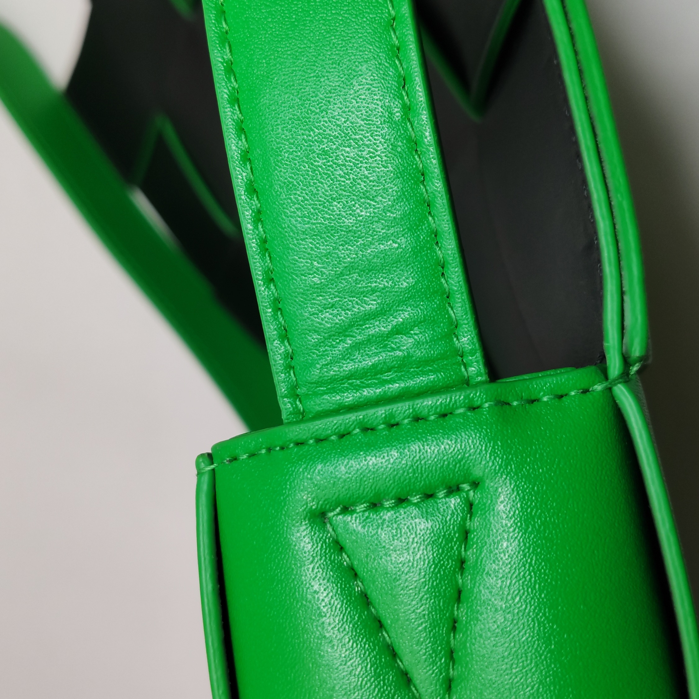 Bottega Veneta Cassette Crossbody Bag Maxi Intrecciato Grained Leather — photo 12 of 14