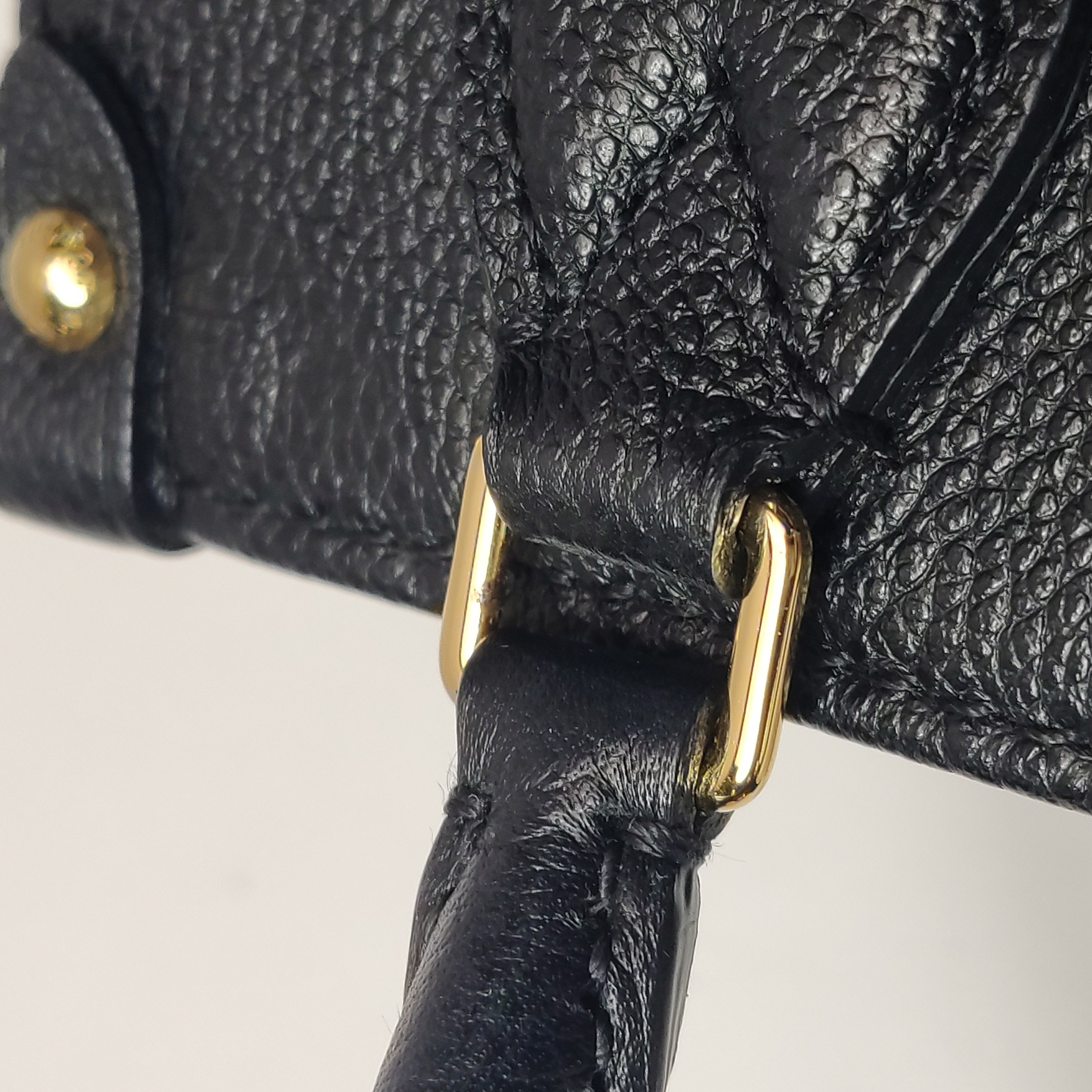 Louis Vuitton(LV) OnTheGo Tote Monogram Empreinte Giant BB — photo 12 of 15