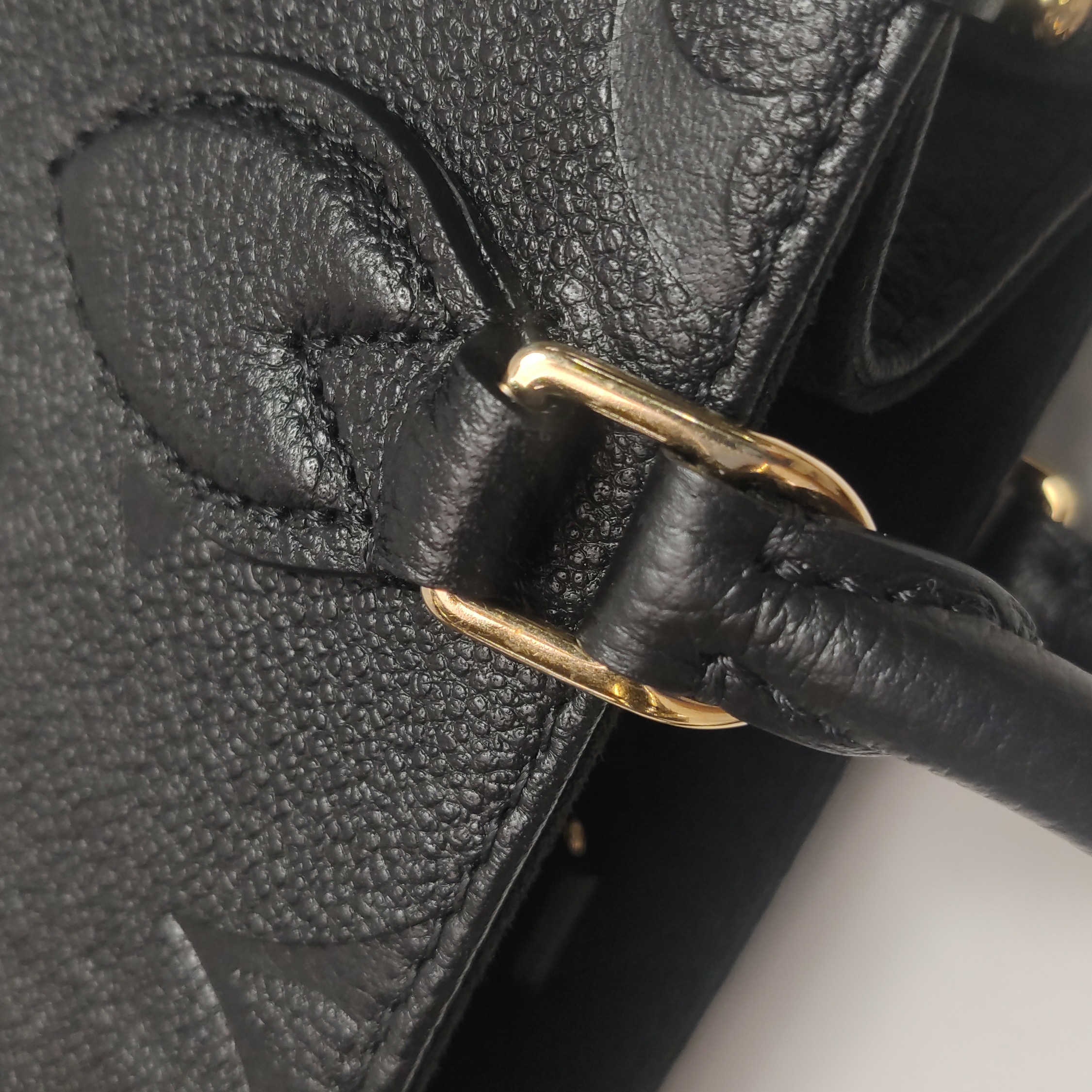 Louis Vuitton(LV) OnTheGo Tote Monogram Empreinte Giant BB — photo 10 of 13