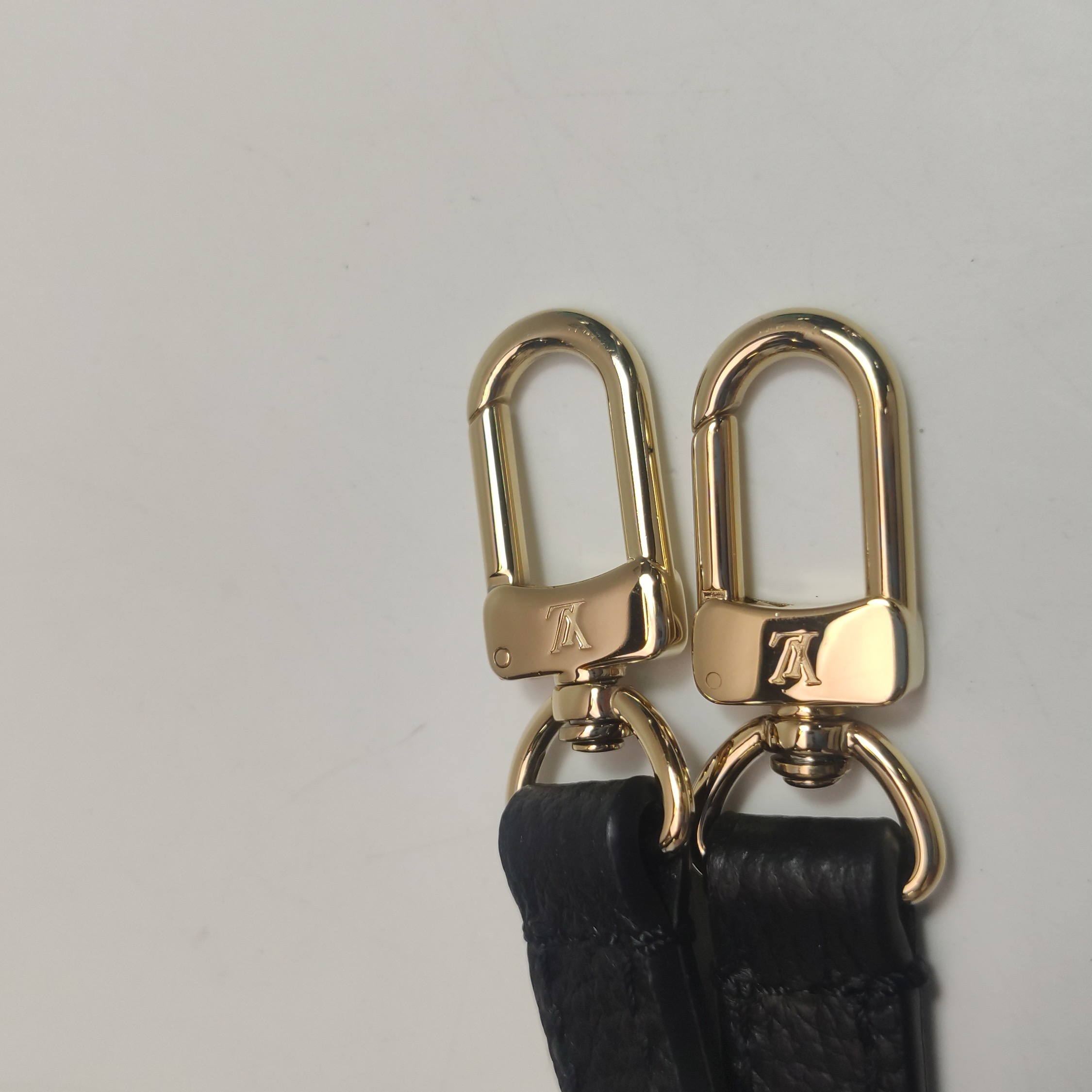 Louis Vuitton(LV) OnTheGo Tote Monogram Empreinte Giant BB — photo 11 of 13