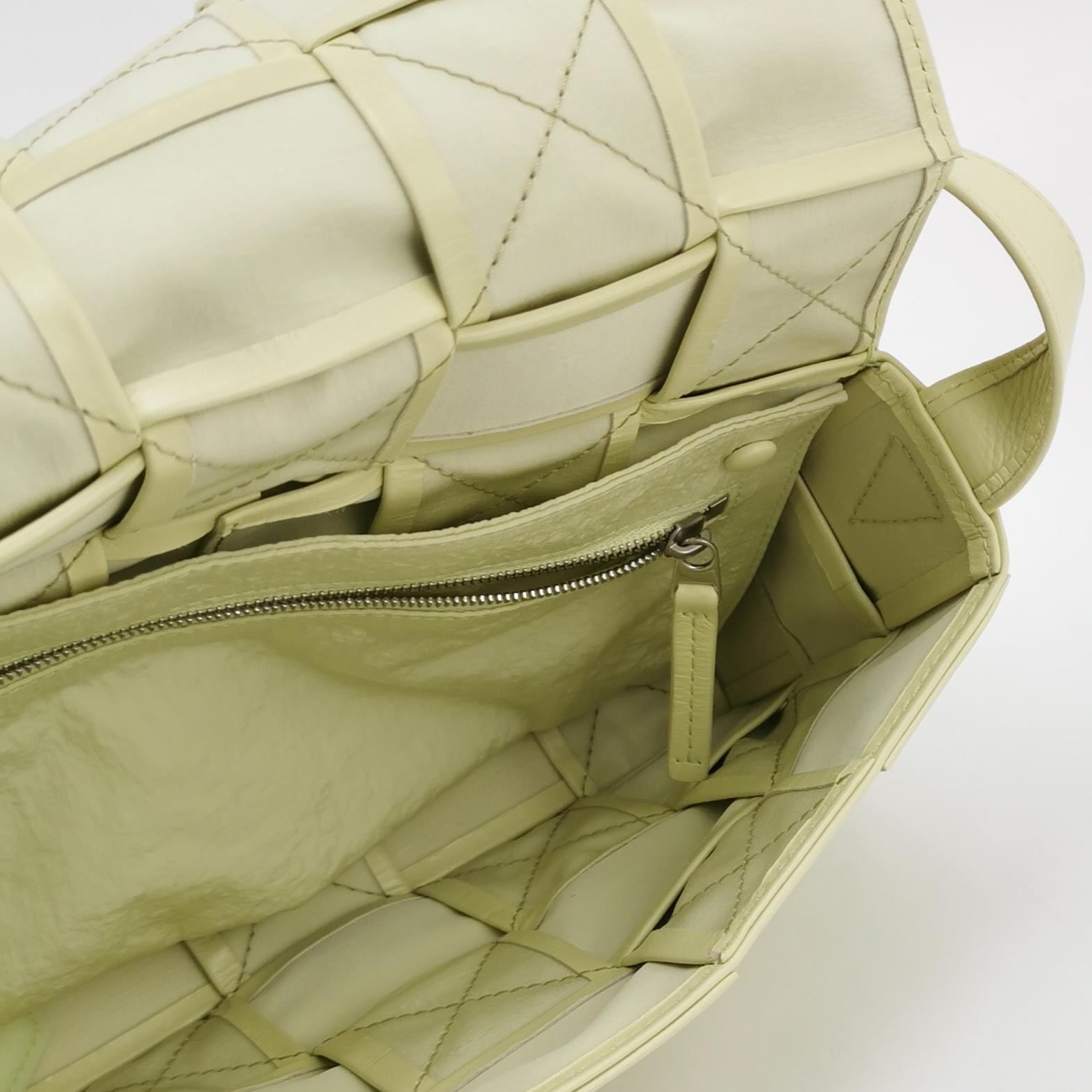 Bottega Veneta Cassette Crossbody Bag Maxi Intrecciato Grained Leather — photo 7 of 16