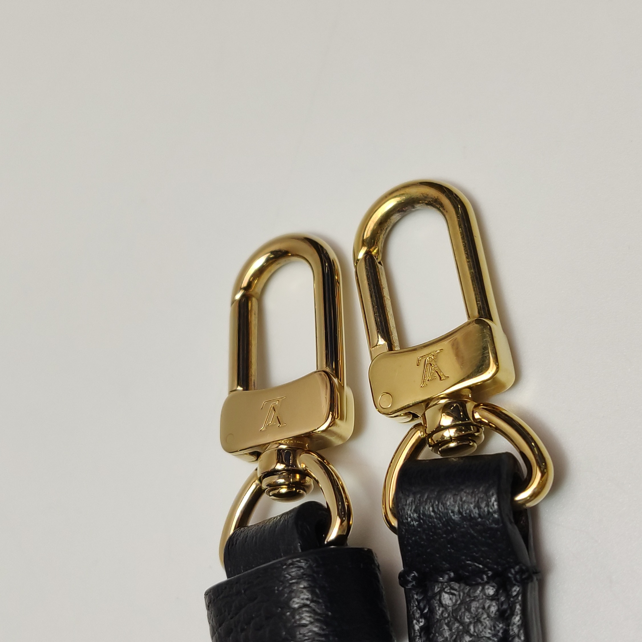 Louis Vuitton(LV) OnTheGo Tote Monogram Empreinte Giant BB — photo 11 of 15