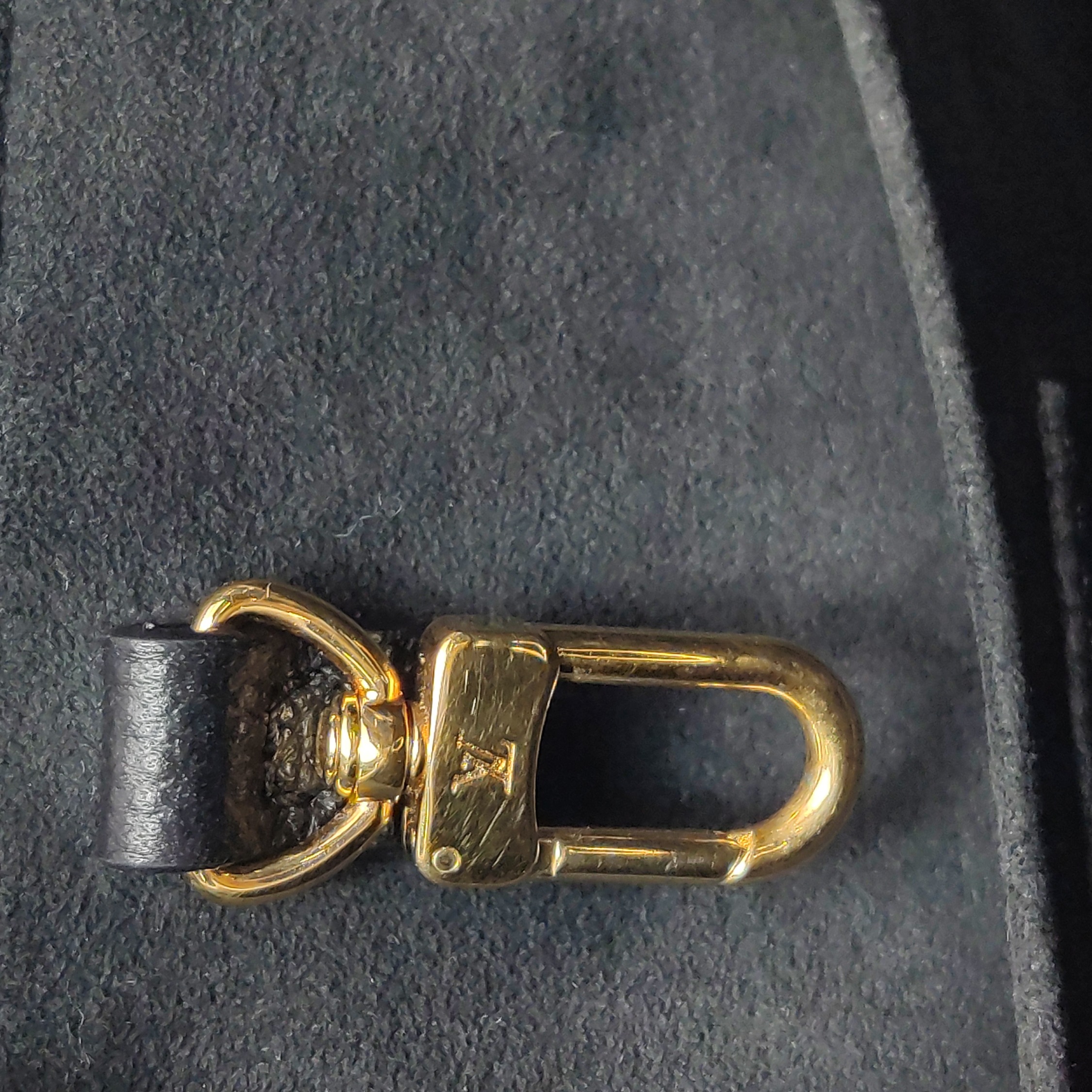 Louis Vuitton(LV) OnTheGo Tote Monogram Empreinte Giant BB — photo 9 of 15