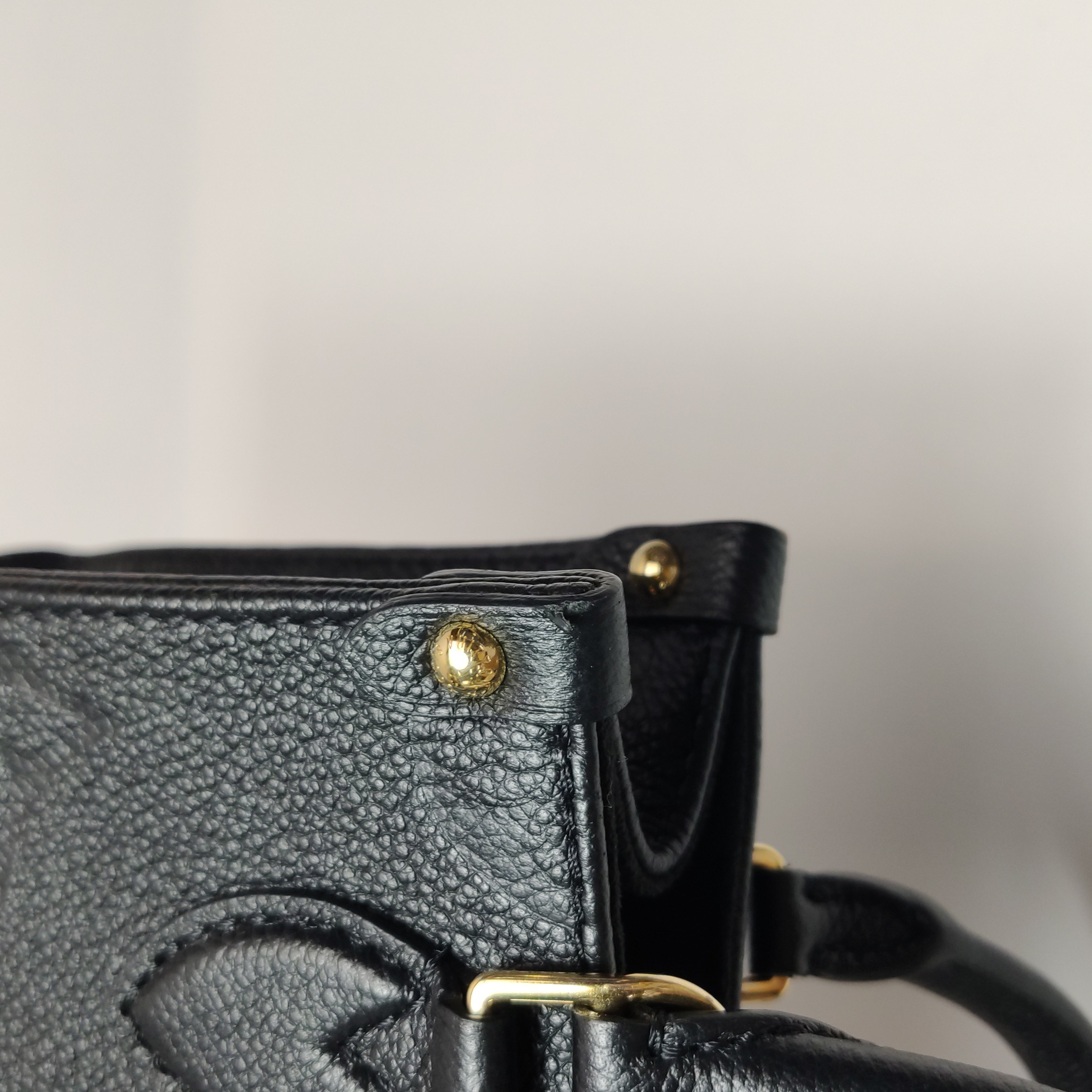 Louis Vuitton(LV) OnTheGo Tote Monogram Empreinte Giant BB — photo 12 of 15
