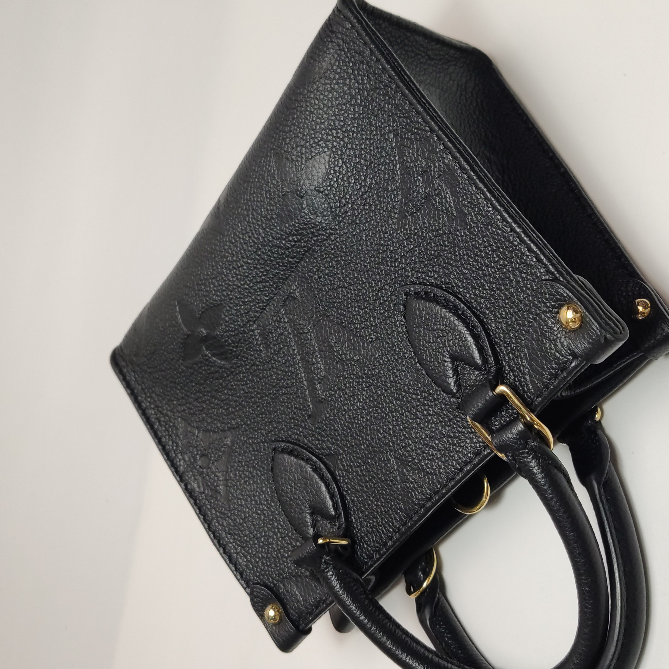 Louis Vuitton(LV) OnTheGo Tote Monogram Empreinte Giant BB — photo 15 of 15