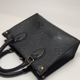 Louis Vuitton(LV) OnTheGo Tote Monogram Empreinte Giant BB — thumbnail 15