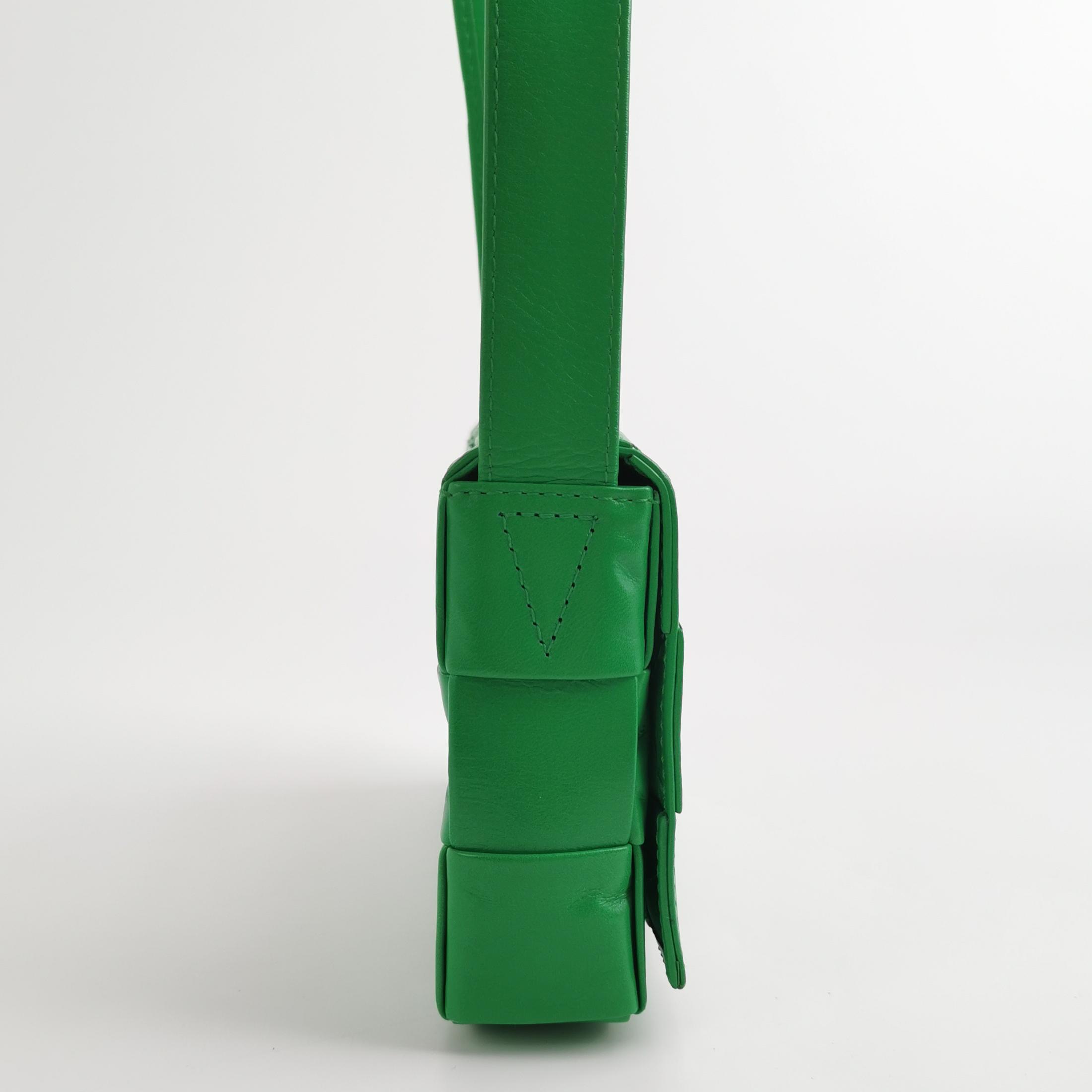 Bottega Veneta Cassette Crossbody Bag Maxi Intrecciato Grained Leather Small — photo 5 of 14