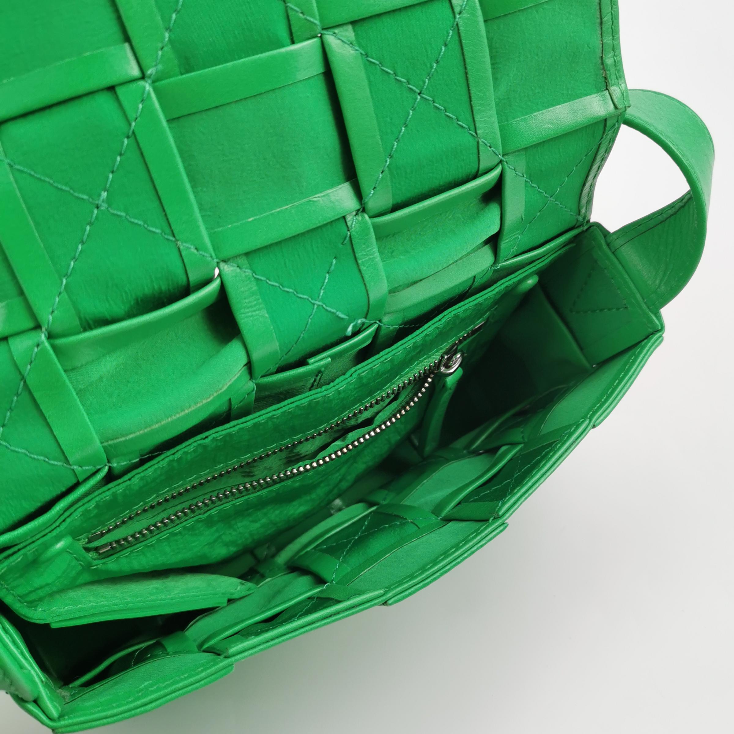 Bottega Veneta Cassette Crossbody Bag Maxi Intrecciato Grained Leather Small — photo 7 of 14